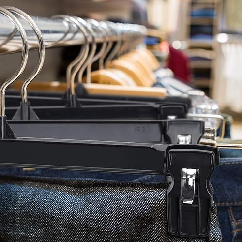 Miniatura 8 de Titan Mall Perchas resistentes que ahorran espacio, perchas delgadas de plástico para pantalones y pantalones cortos, acanaladas antideslizantes con