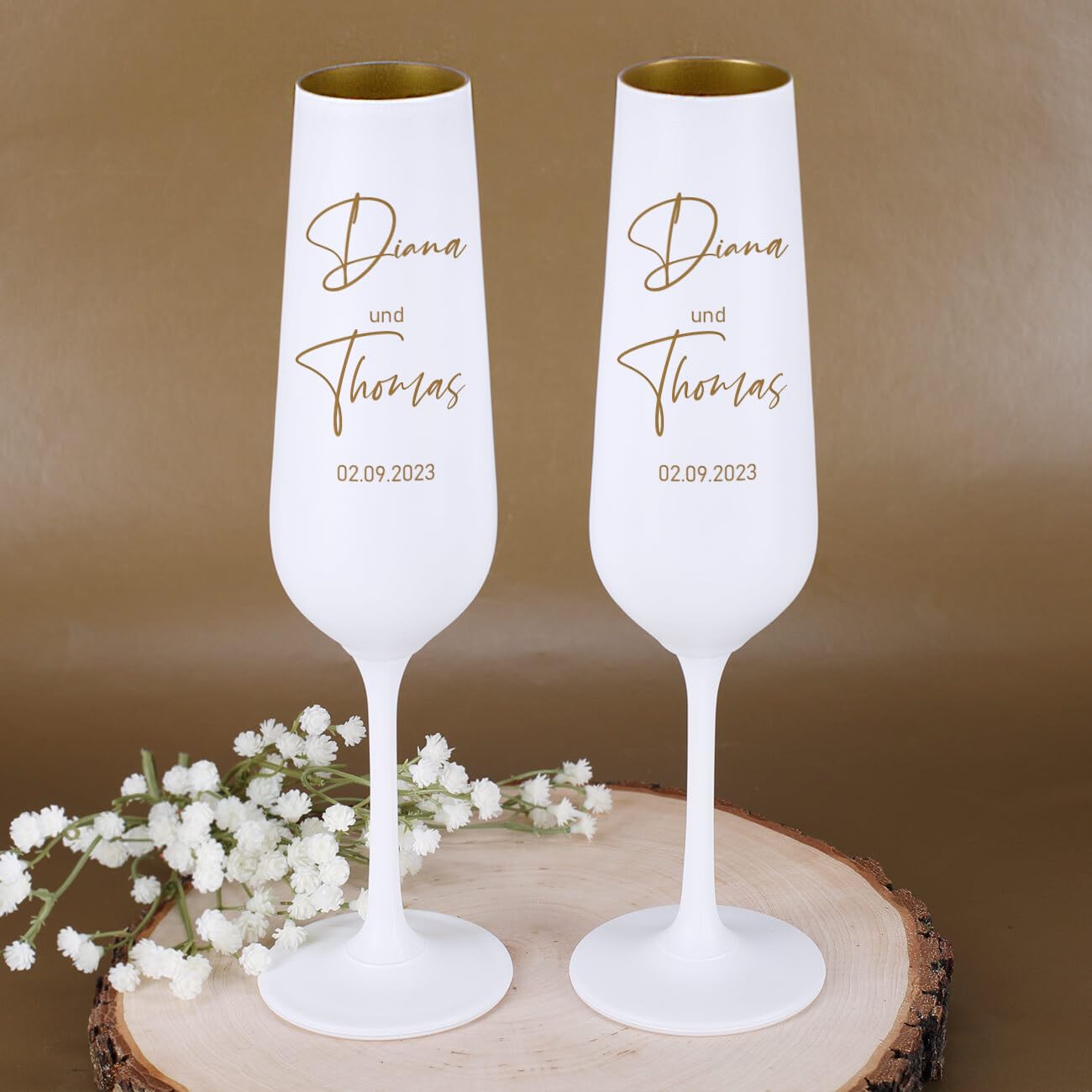 Herz & Heim® edle weiße Sektgläser mit Gravur zur Hochzeit 2er Set außergewöhnliche Hochzeitsgeschenke für Brautpaar personalisiert mit Namen Modern