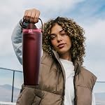 Owala FreeSip Sway Bouteille d'eau en acier inoxydable isolante avec éponge à deux voies, Poignée de paille et de seau intégrée, conçue pour le voyage, l'école et les sports, 30oz, BPA Gratuit, preuve de fuite, cerise noire