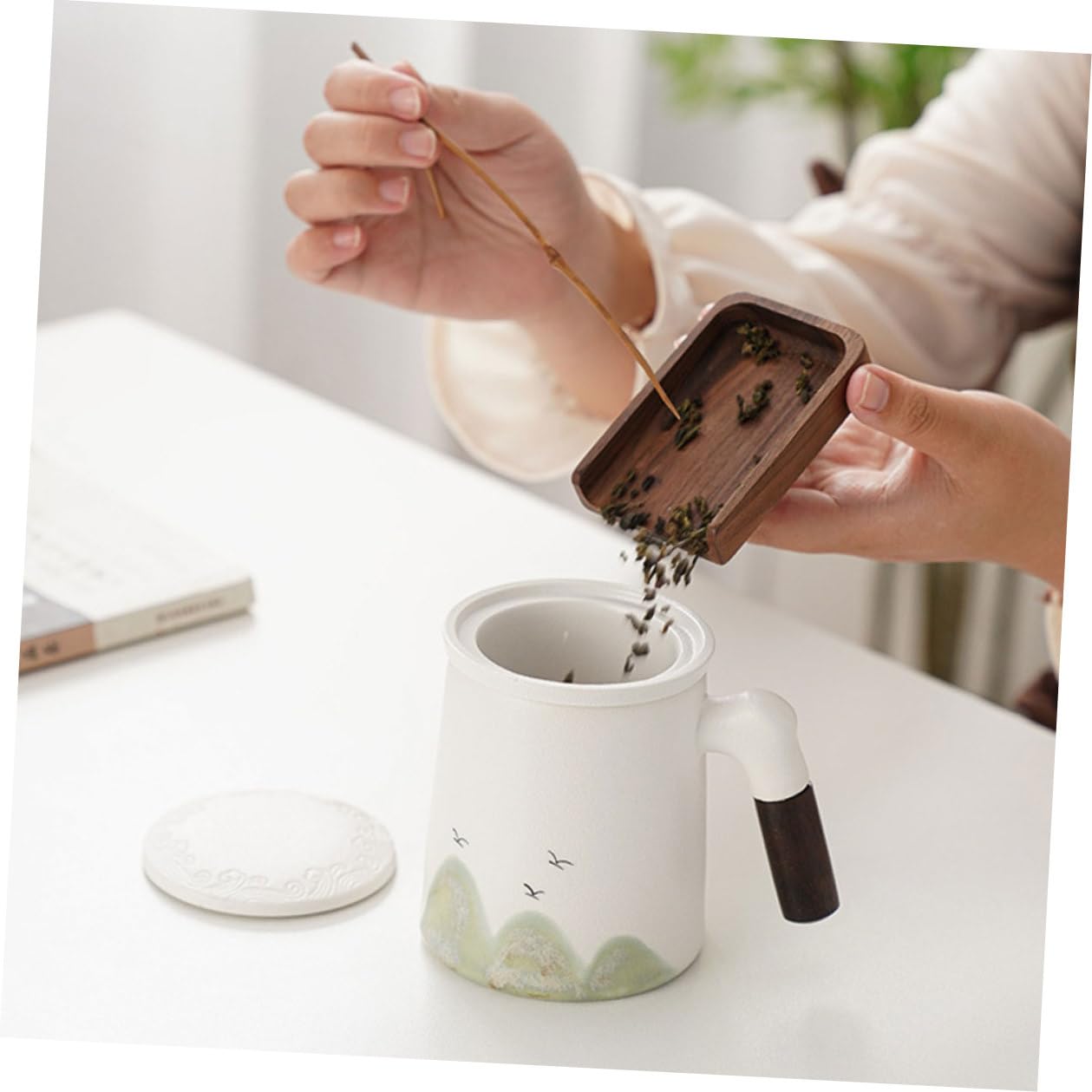 Taza de Cerámica con Tapa E Infusor para Té, Filtro Integrado para Hojas Sueltas, Diseño Blanco Adecuado para Uso en Escritorio