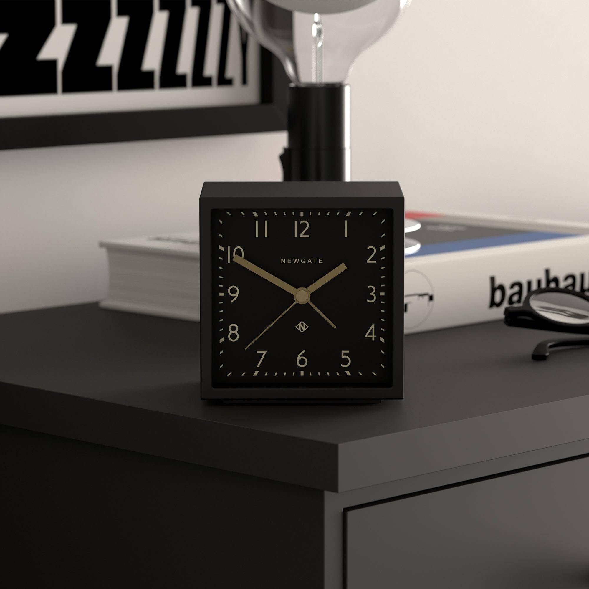 NEWGATE® Equinox Despertador | Alarma Moderna con Forma de Cubo guiada por diseño | Caso Negro | Dial Negro | Ideal para mesilla, Escritorio, estantería y repisa | Accesorio de Dormitorio