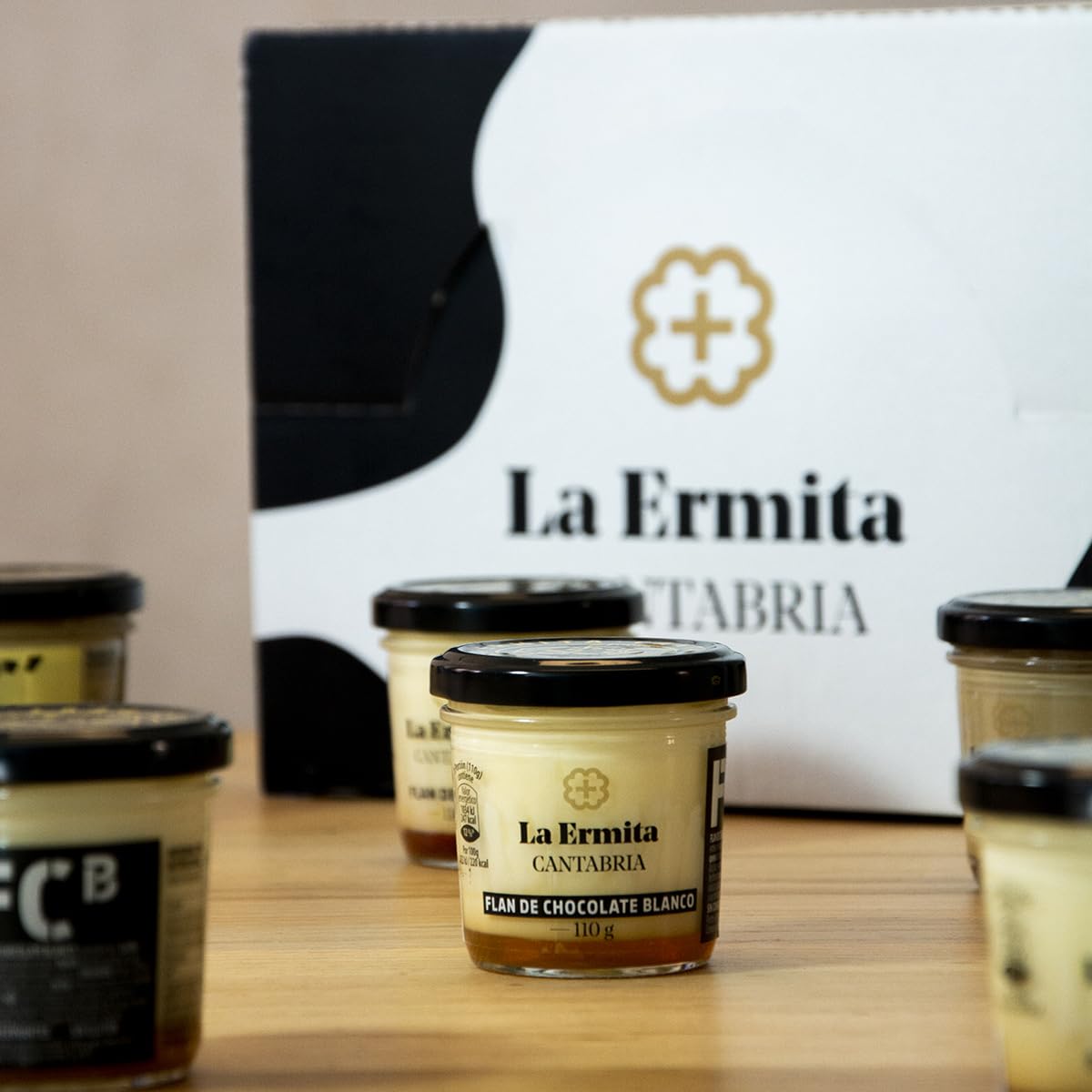 LA ERMITA Flan de Chocolate Blanco, Postre Lácteo Artesanal con Leche, Queso y Cobertura de Chocolate Blanco, Sin Gluten, 110 g (Pack 6 unidades)