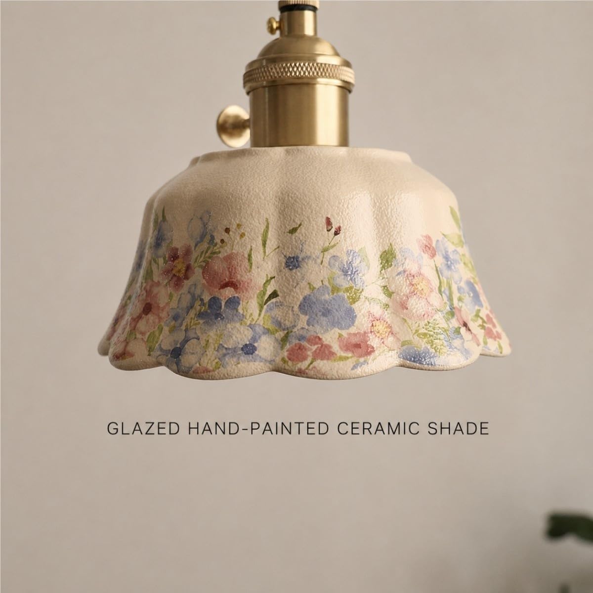 Lampada a sospensione in ceramica stile francese, con motivo floreale, smalto crema e cavo regolabile in ottone, ideale per camera da letto, cucina e sala da pranzo.