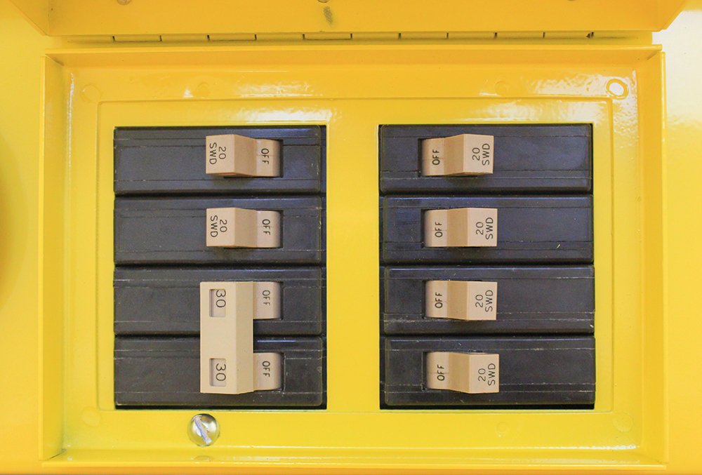 Southwire 1960 Xtreme Box Twist-Lock Portable Power Distributor