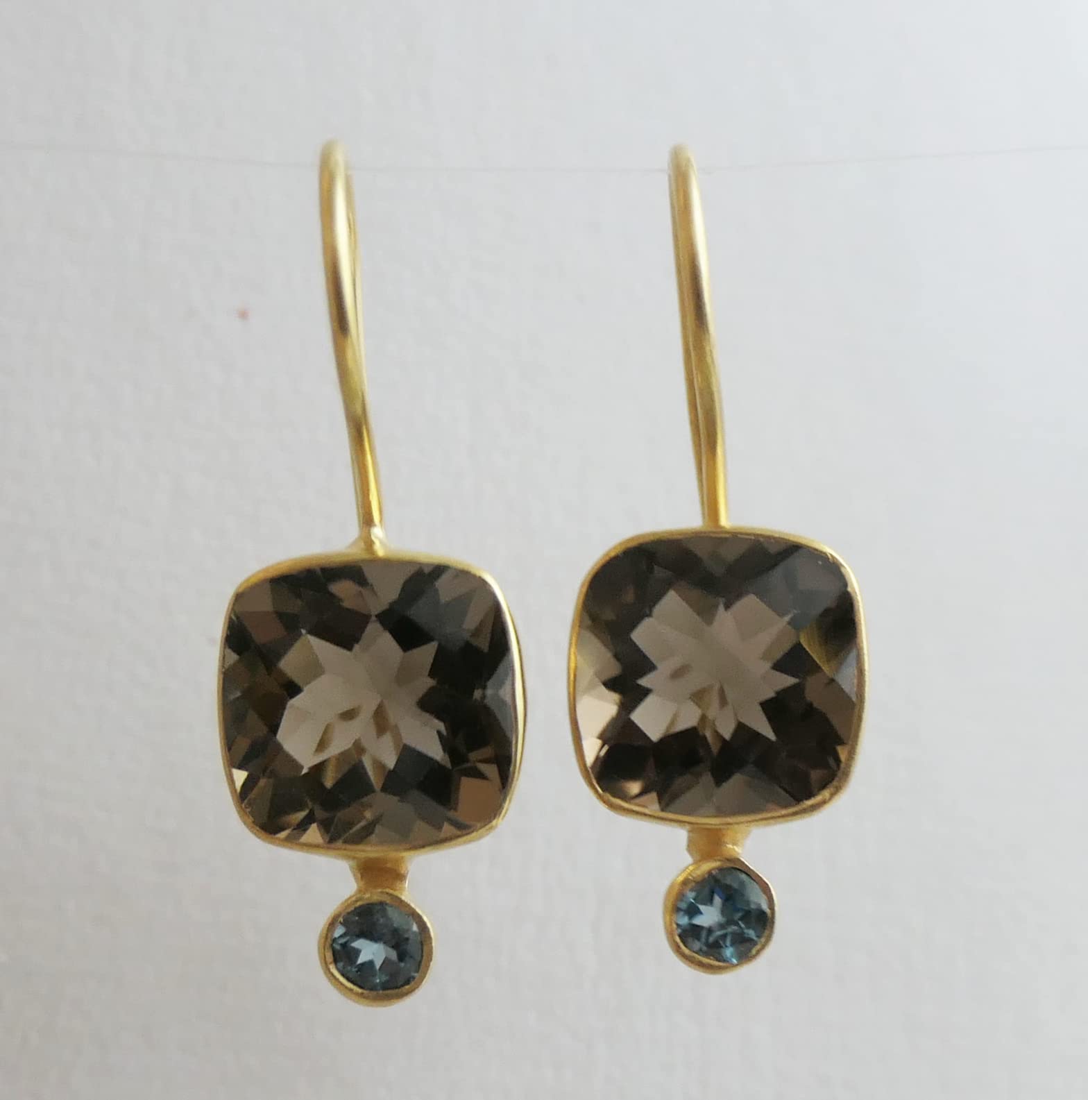 Pendientes de plata de ley 925 con baño de oro y cuarzo ahumado y topacio azul de Londres