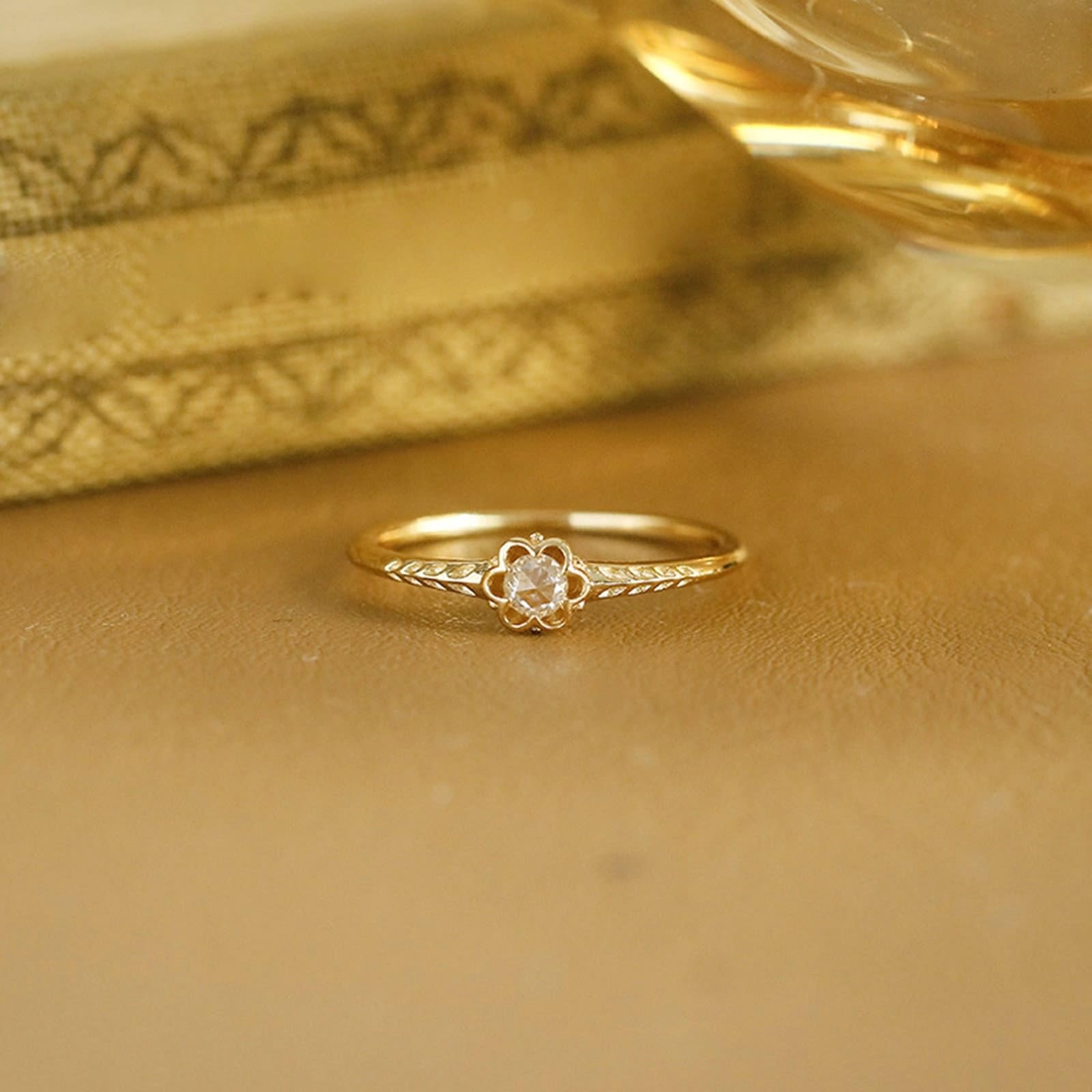 Au 375/585/750 - Anillo de compromiso de oro con moissanita y flores
