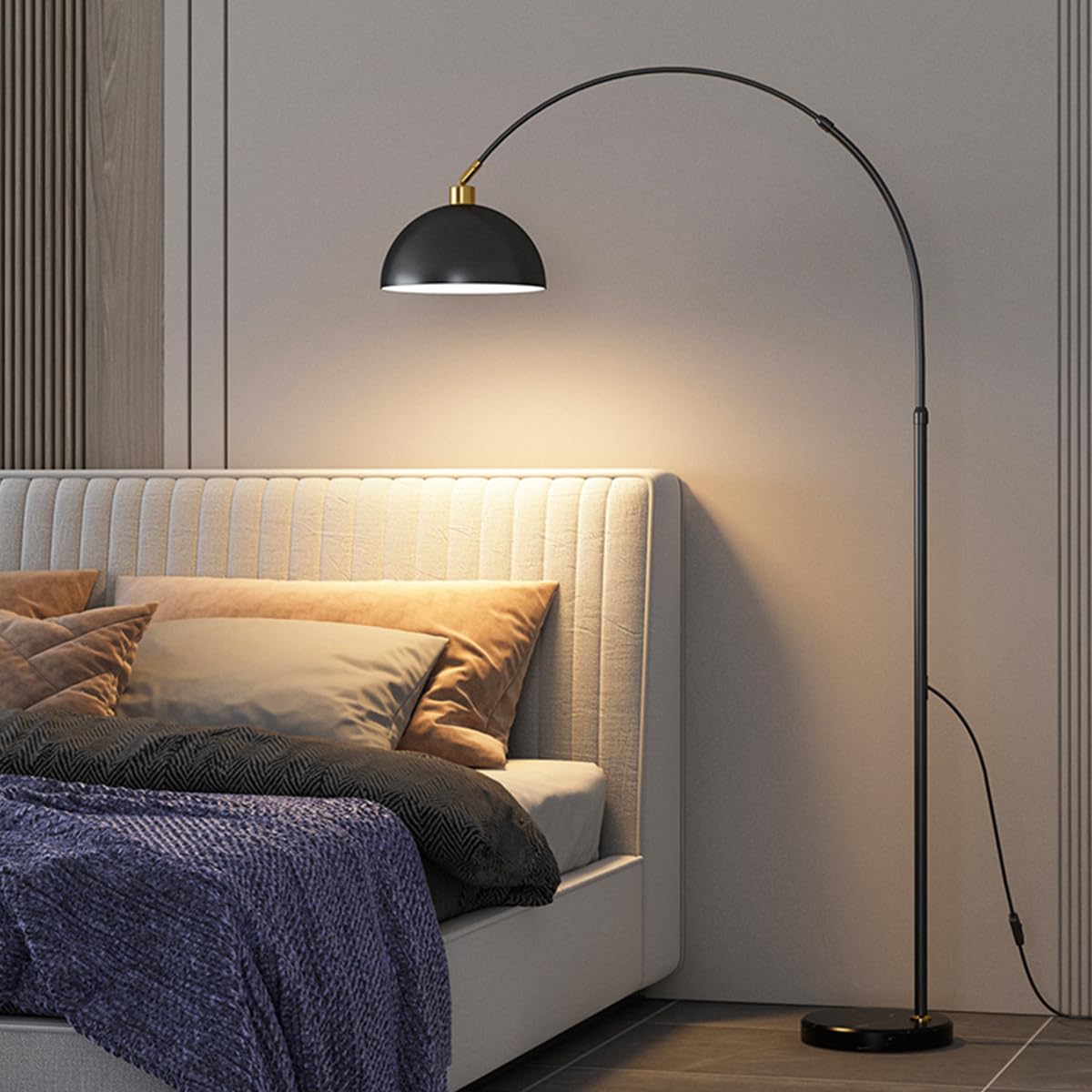 Nowoczesna minimalistyczna lampa podłogowa 180 cm (70,9 cala) z łukowatym metalowym kloszem, idealna do salonu, jadalni lub klasy. Złoty kolor. Regulowana wysokość, Wiszący klosz w