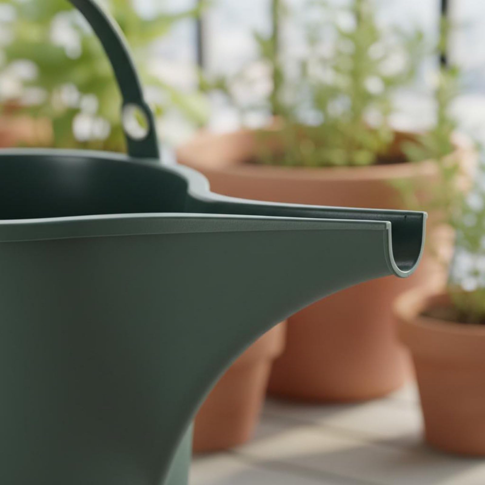Arrosoir 8 L Jardin Plantes Ergonomique Grande Capacité Moins de Recharges Matière pour Usage Extérieur Adapté aux Balcons Patios Jardinières Verts, Vert Armée