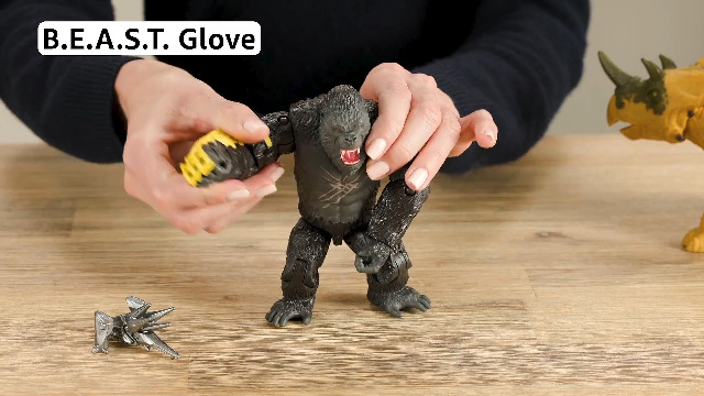 Amazon.com: Godzilla x Kong 6” Kong w/B.E.A.S.T. Glove by