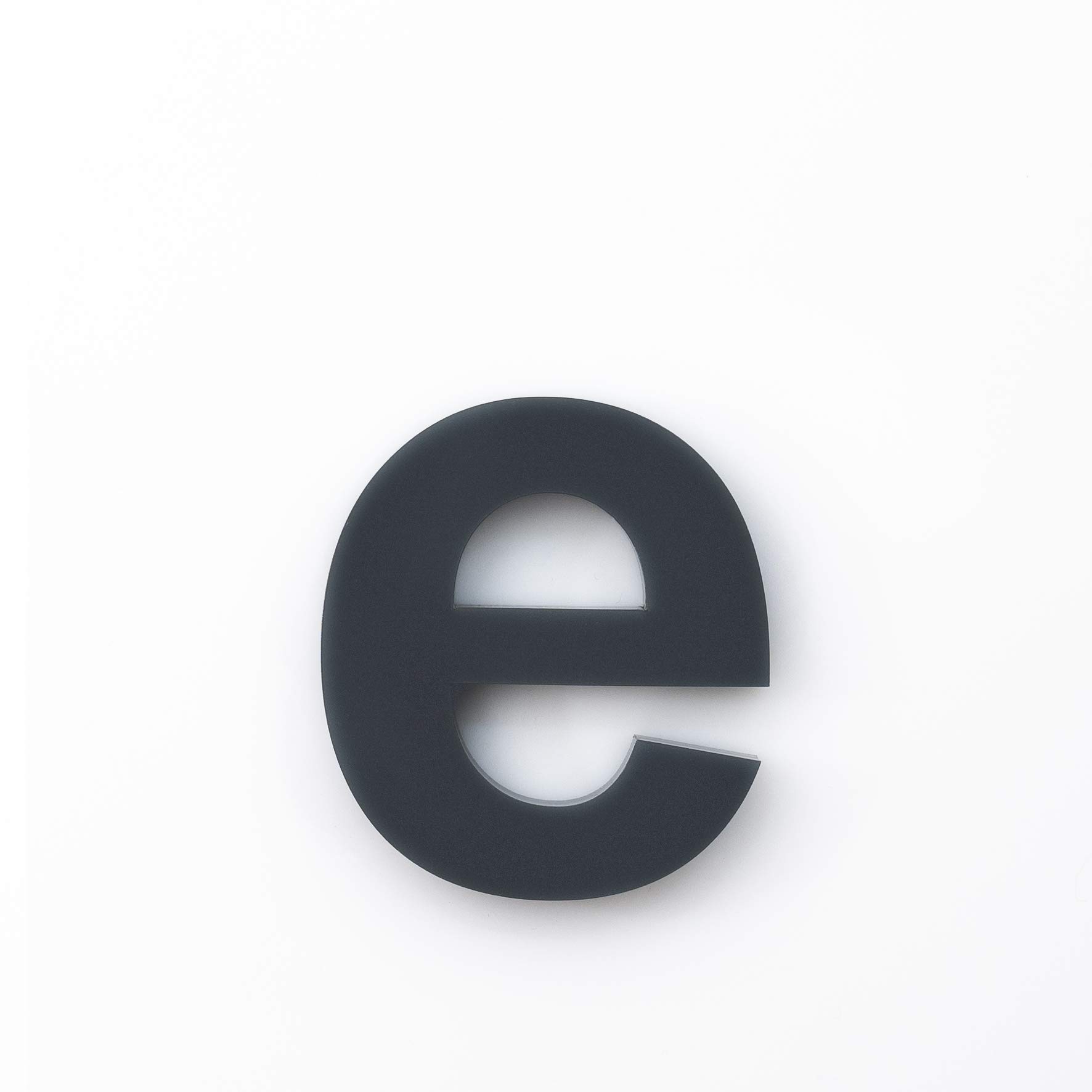 Lettre en acrylique B anthracite RAL 7016 de hauteur 20 cm pour signalétique