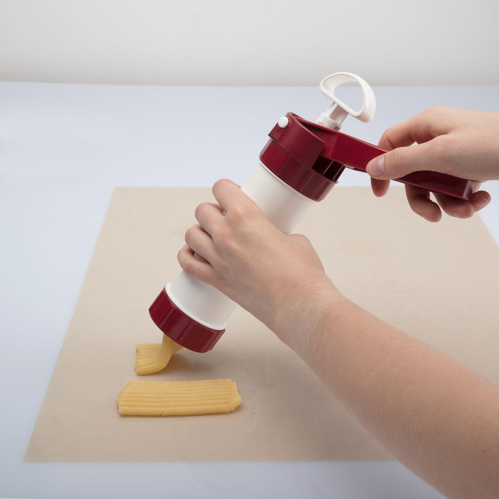 Westmark Presse à Biscuits/Seringue à Décorer, 6 Disques, 6 Douilles de Décoration, Quantité : 225 ml, Plastique, Luxus, Blanc/Rouge, 32302260