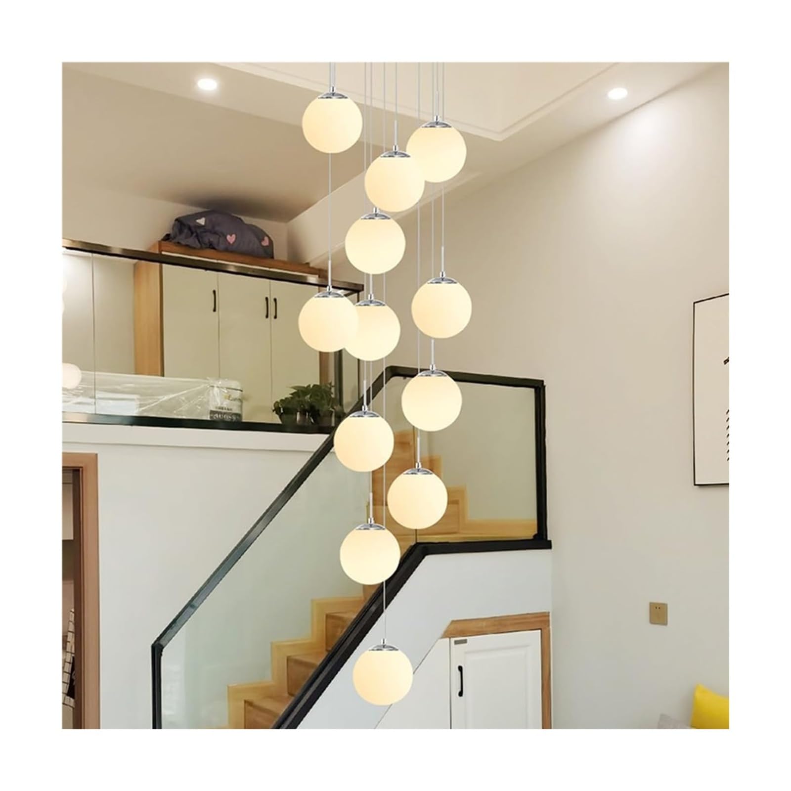 Lampy wiszące Mid Century 12 białych kulek ze szkła mlecznego długi matowy żyrandol do wejścia kominka wysokie sufity lampa wisząca salon jadalnia złoty chrom (złoty