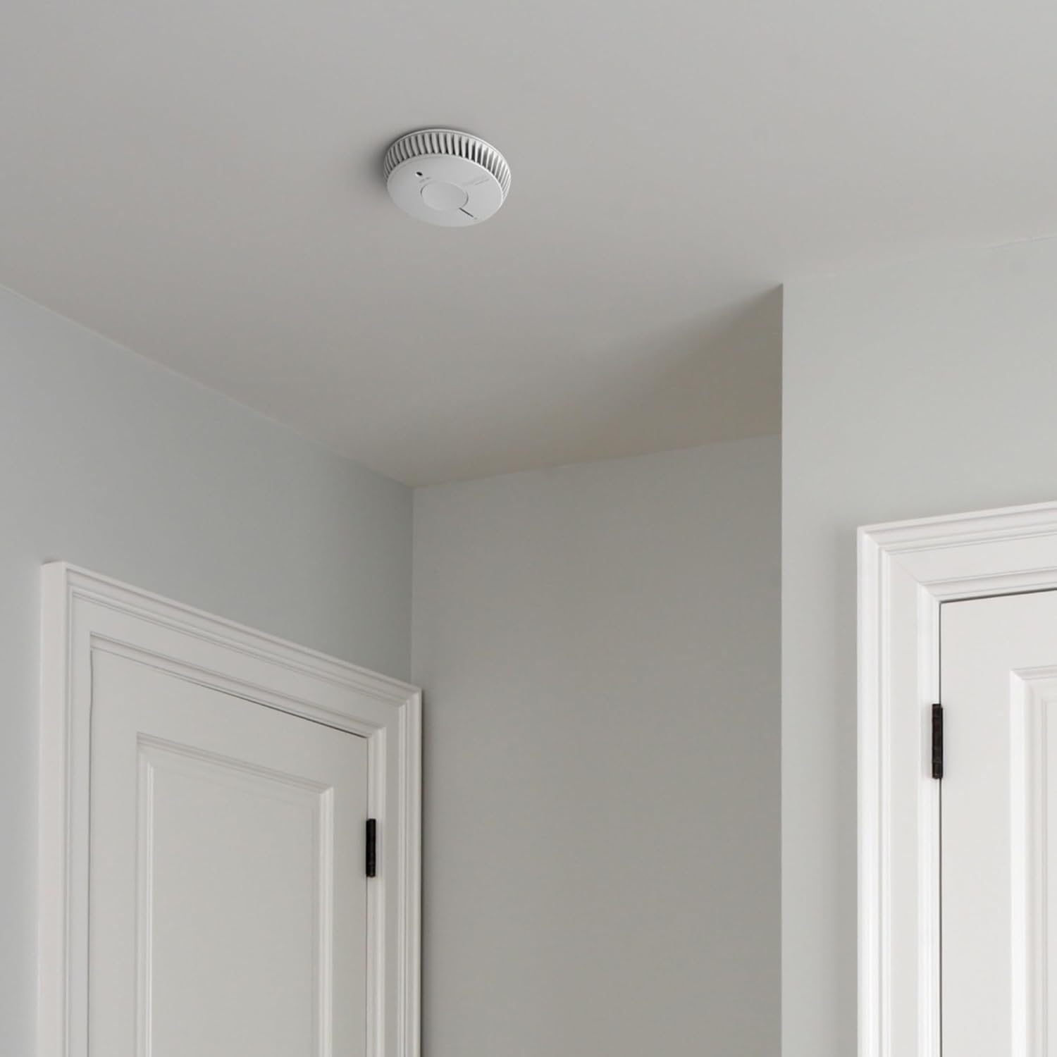AngelEye AE6620-FRR-T2 smoke detector installed on a ceiling in a hallway