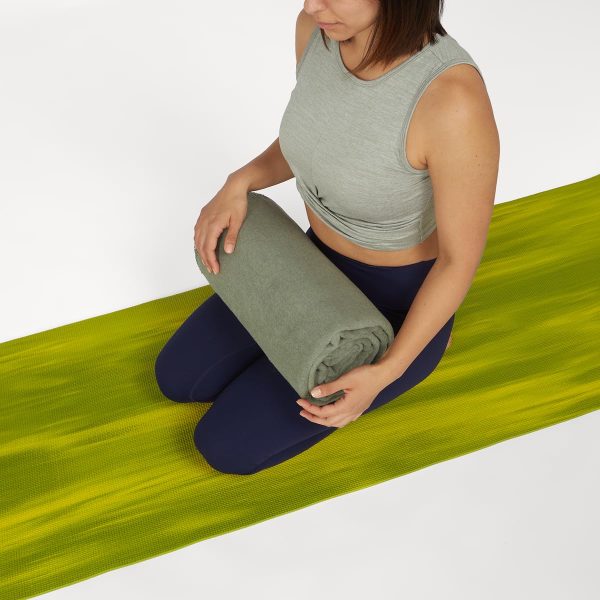 Yogabox Flauschige Kuscheldecke 150x200 cm, Wolldecke einfarbig, Pflegeleichte Baumwolle, kuschelig weich und angenehm warm, ForestGreen