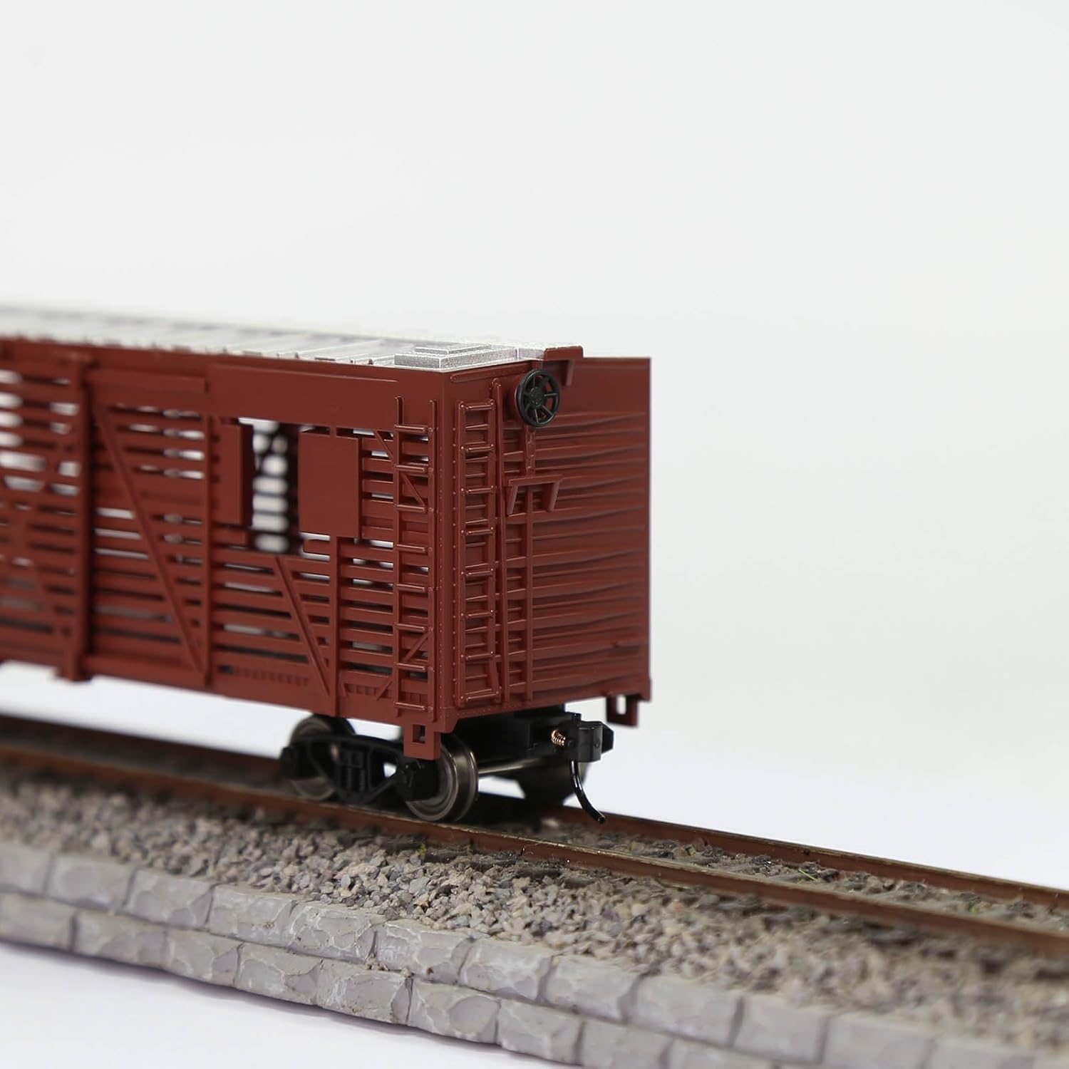 C8767 1 Piece 1:87 HO Scale 40' Stock Car Cattle Wagon Painted Model Railway (Brown)