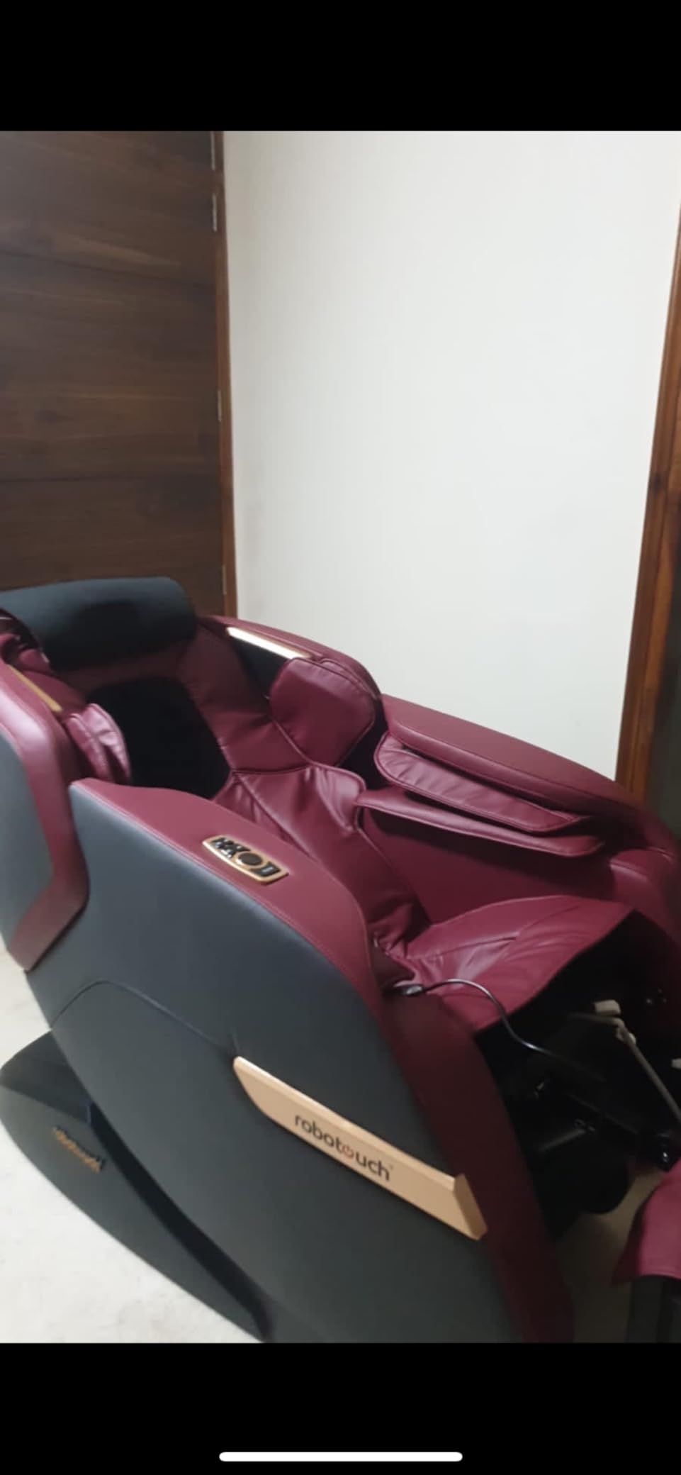 RoboTouch Echo Pro Zero Gravity Full Body Massage Chair for Home use. Neck, Shoulder, Back Pain