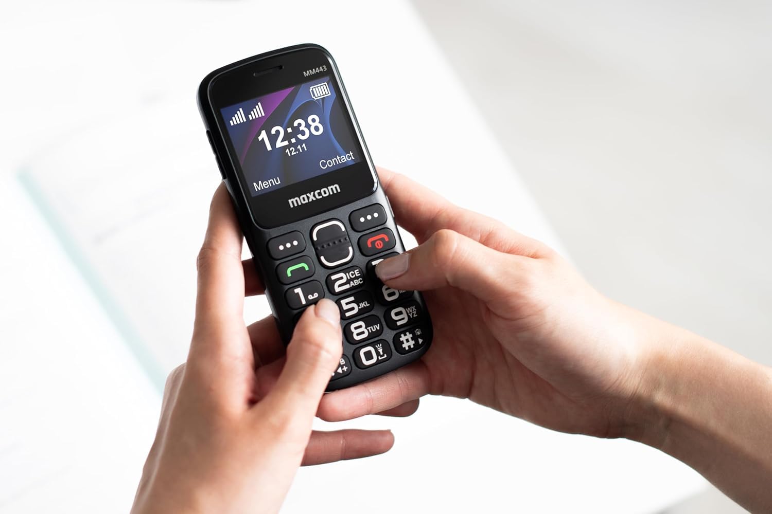 Telefono cellulare per anziani 4G con tasti grandi e pulsante SOS, base di ricarica, Dual SIM, batteria 1700 mAh, display 2,31", volume alto, facile da usare, Maxcom MM443 nero