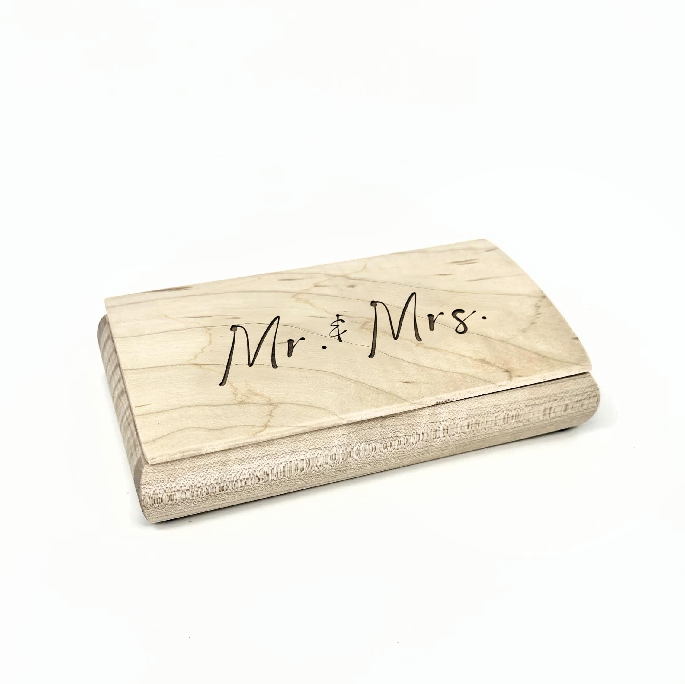 Mikutowski Woodworking Caja de recuerdos de madera Mr and Mrs, regalo de boda recién casado, regalo de aniversario o inauguración de la casa para parejas, hecha a mano en los Estados Unidos,