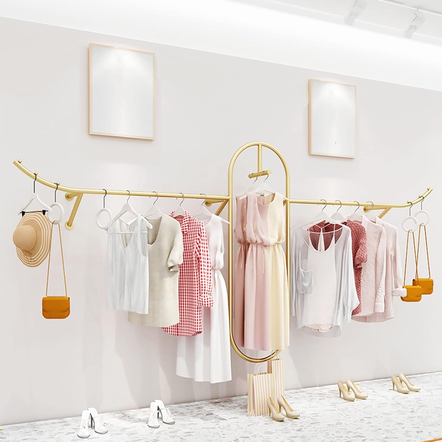 Perchero de pared de metal selecto acabado oro para colecciones de moda