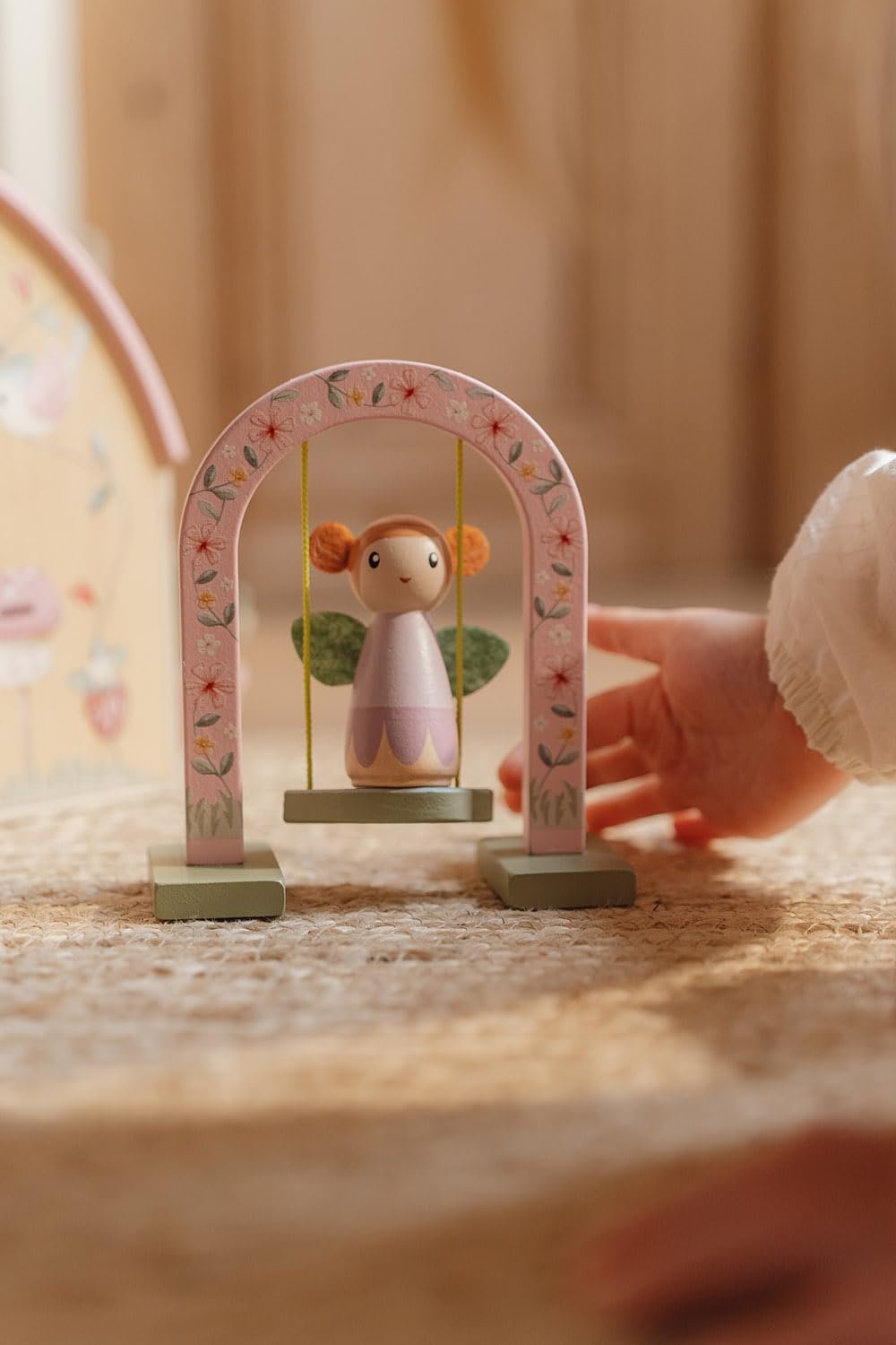 Little Dutch Feenhaus Puppenhaus aus Holz tragbar und aufklappbar mit viel Zubehör und Spielfiguren rosa