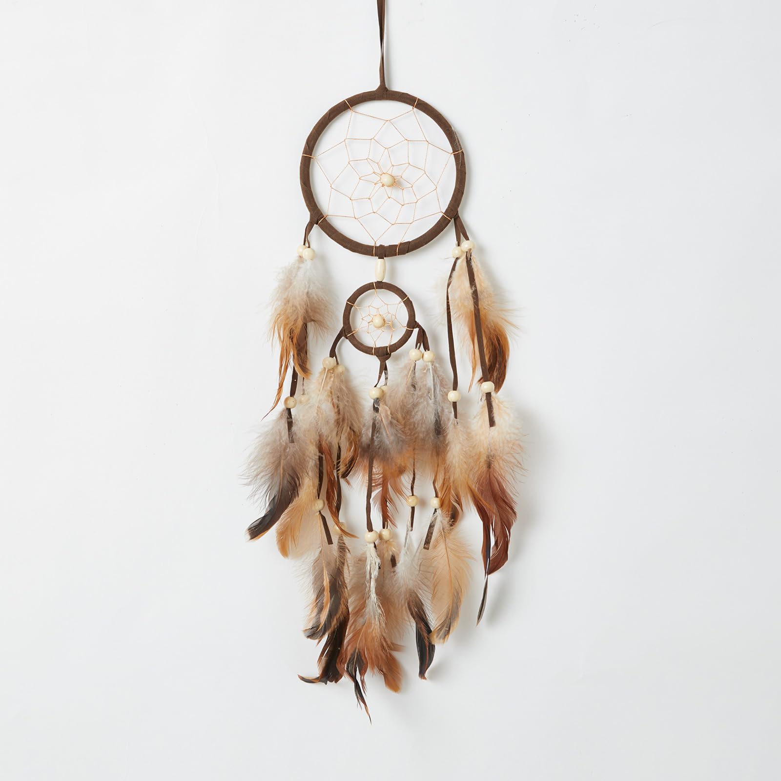 Attrape-rêves indien en plumes marron pour créer une ambiance douce et sereine