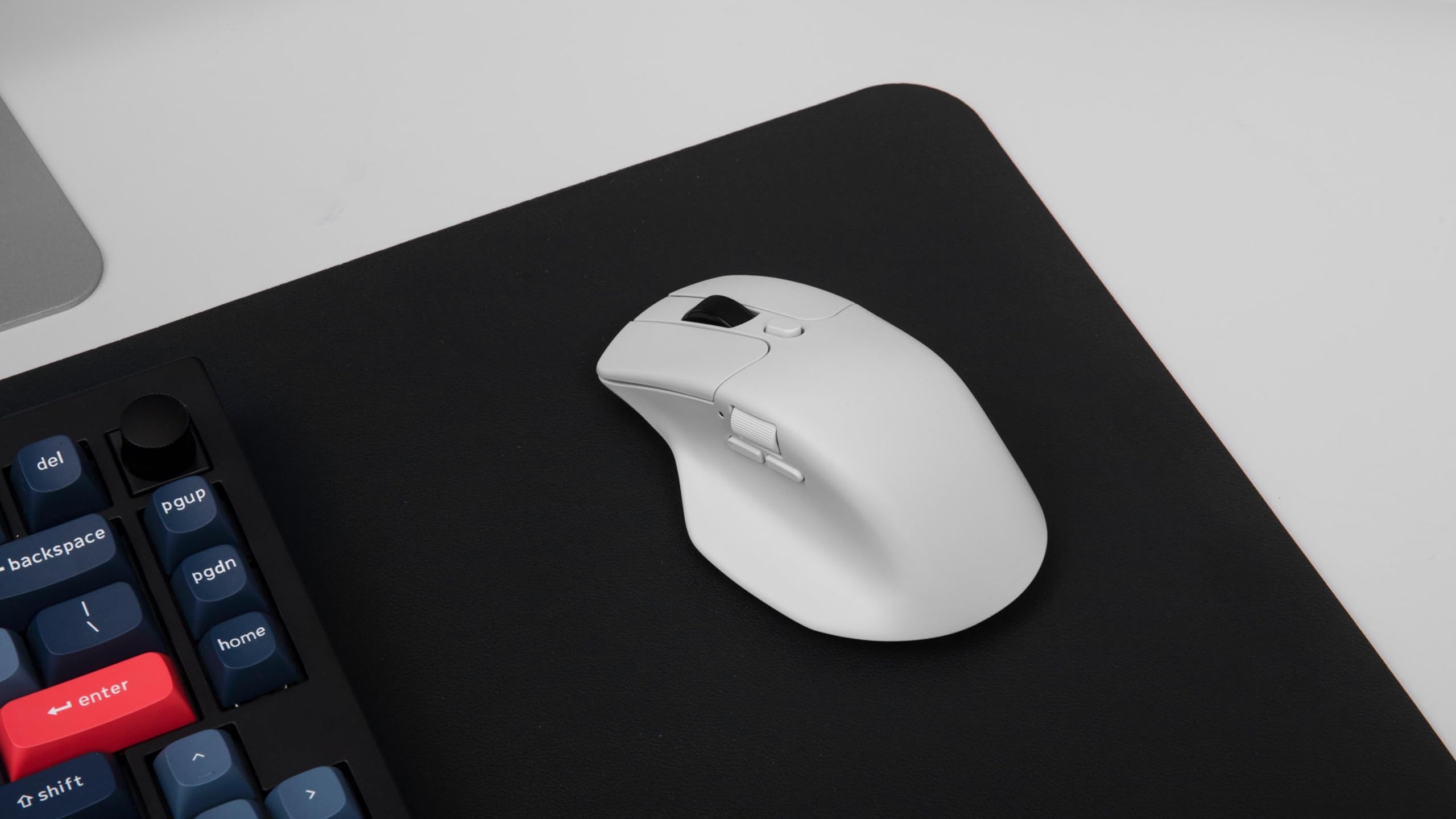 Keychron M6-A3 Mouse Wireless Ergonomico con Scroll Magnetico Infinito, 4K Polling, Bluetooth/2.4G/USB, Sensore PixArt, 9 Tasti Programmabili, Ideale per Lavoro e Gaming - Bianco