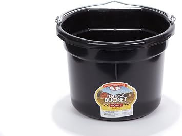 دلو تغذية الحيوانات البلاستيكي الصغير العملاق ذو الظهر المسطح | دلو تغذية الحيوانات بمقبض معدني | مستلزمات تغذية وسقي كشك الحصان أسود، 8 كوارت