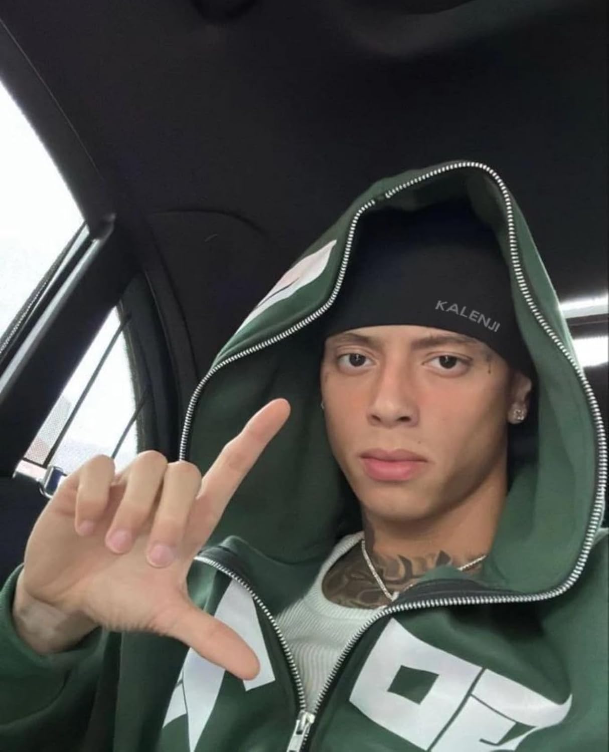 A person wearing the Kalenji Running Beanie, demonstrating a comfortable and secure fit during activity.