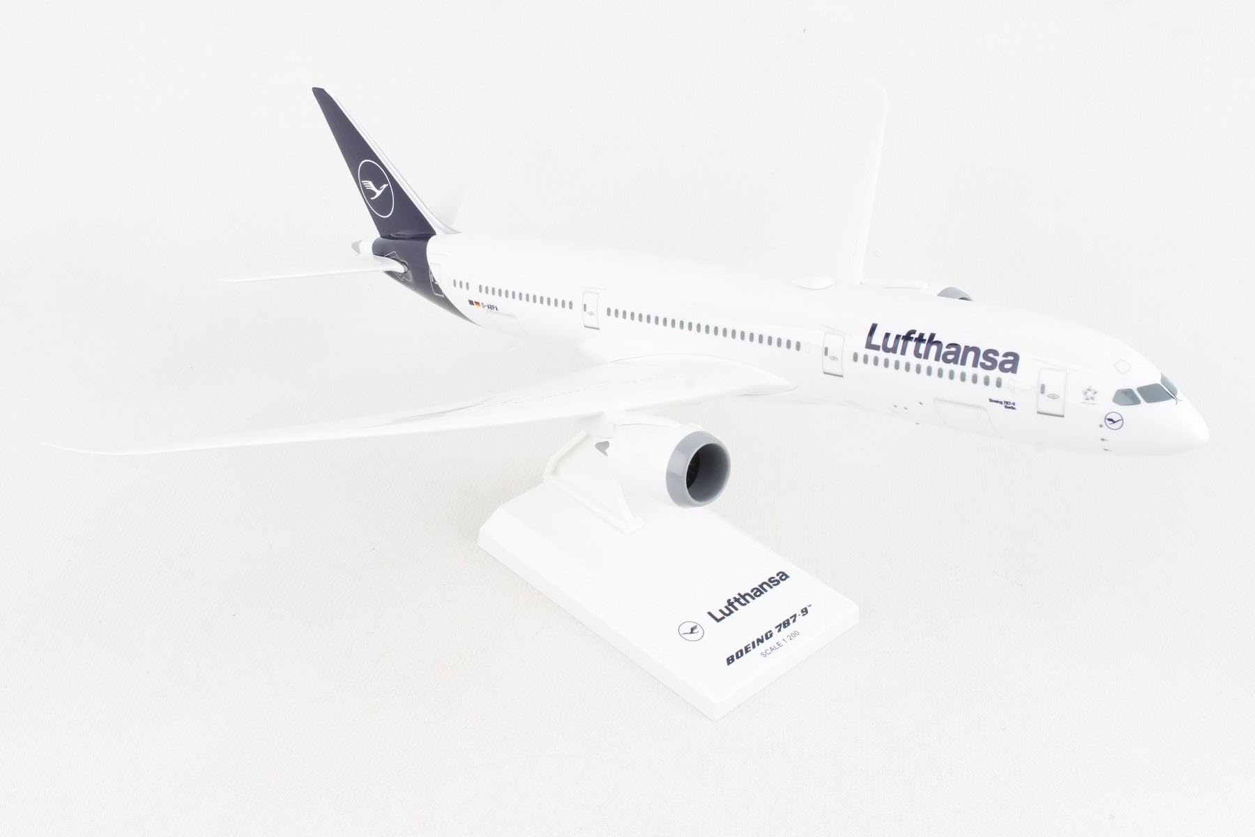 Amazon.com: Daron SkyMarks Lufthansa 787-9 1/200 (SKR1096) : Toys