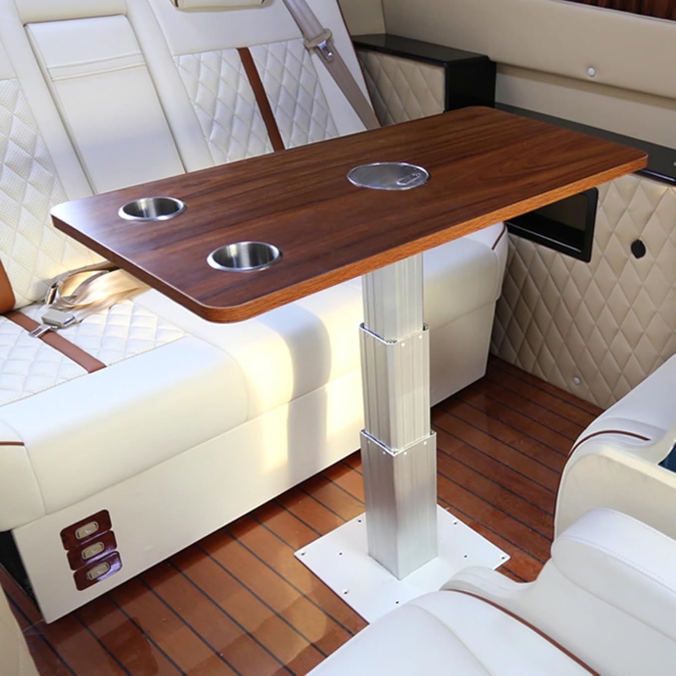 Table de VR rectangulaire marron pour vos repas conviviaux en camping-car et roadtrip