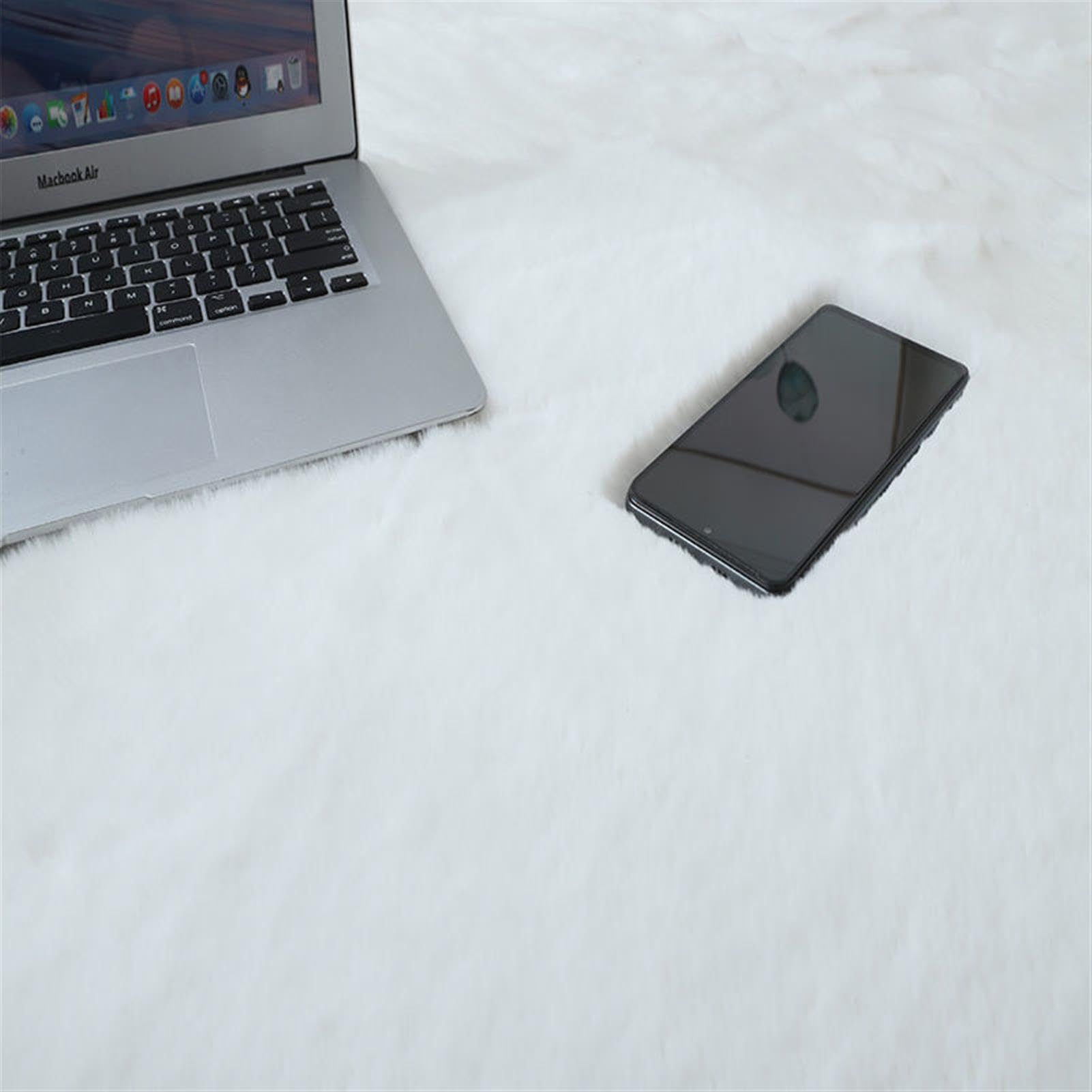 Tapis en fourrure de lapin artificielle pour créer un coin lecture cocooning