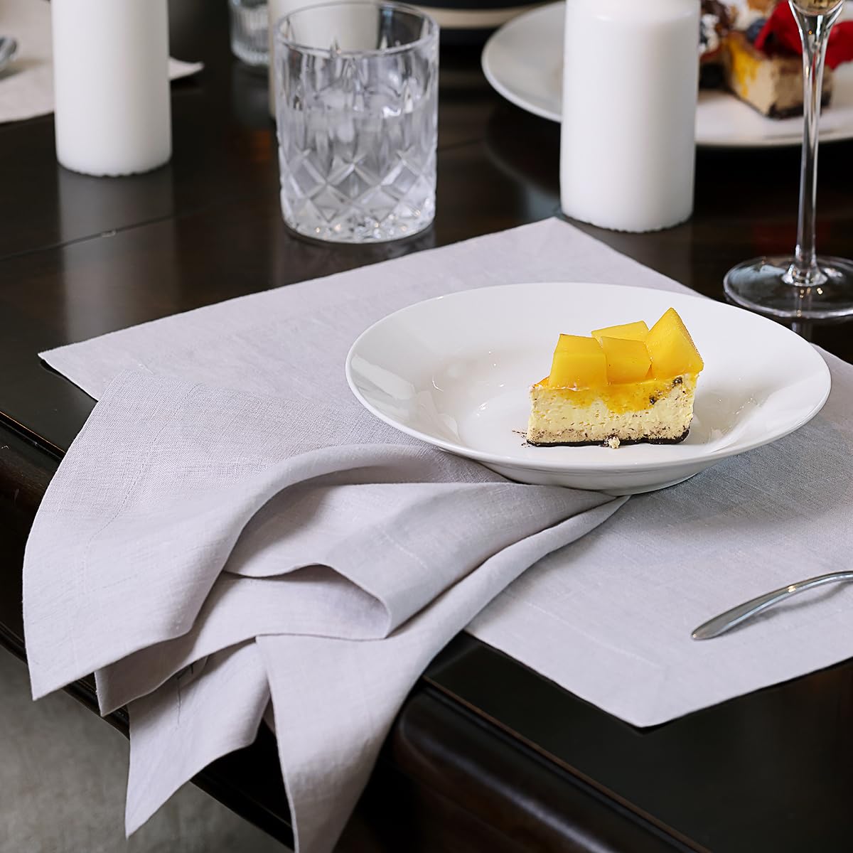 KNOKNO Home Pure - Servilletas de cena de cáñamo (45,7 x 45,7 cm, hechas a mano con esquinas ingletadas, tela natural, lavable y duradera, juego de 4 unidades), color gris plateado