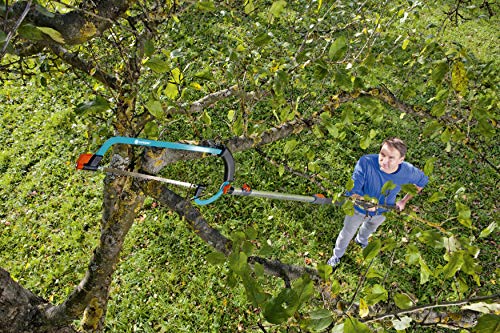 Scie horticole Gardena Combisystem pour couper sans effort les branches d'accès difficile