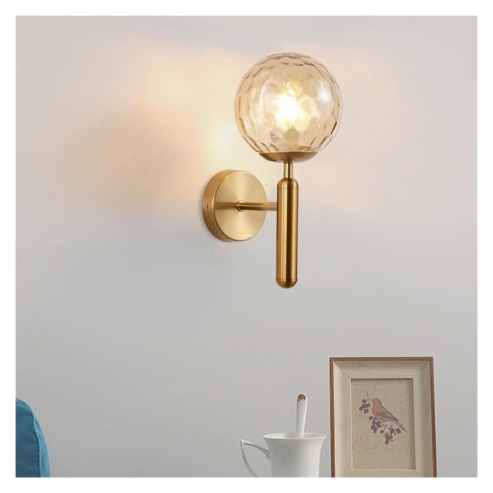 Nowoczesna lampa ścienna w kolorze złotym, z prążkowanym kamieniem z bursztynowego szkła i żelaznym ramieniem. Minimalistyczny design do sypialni lub salonu, gwint E27 (złoty, bursztynowy).