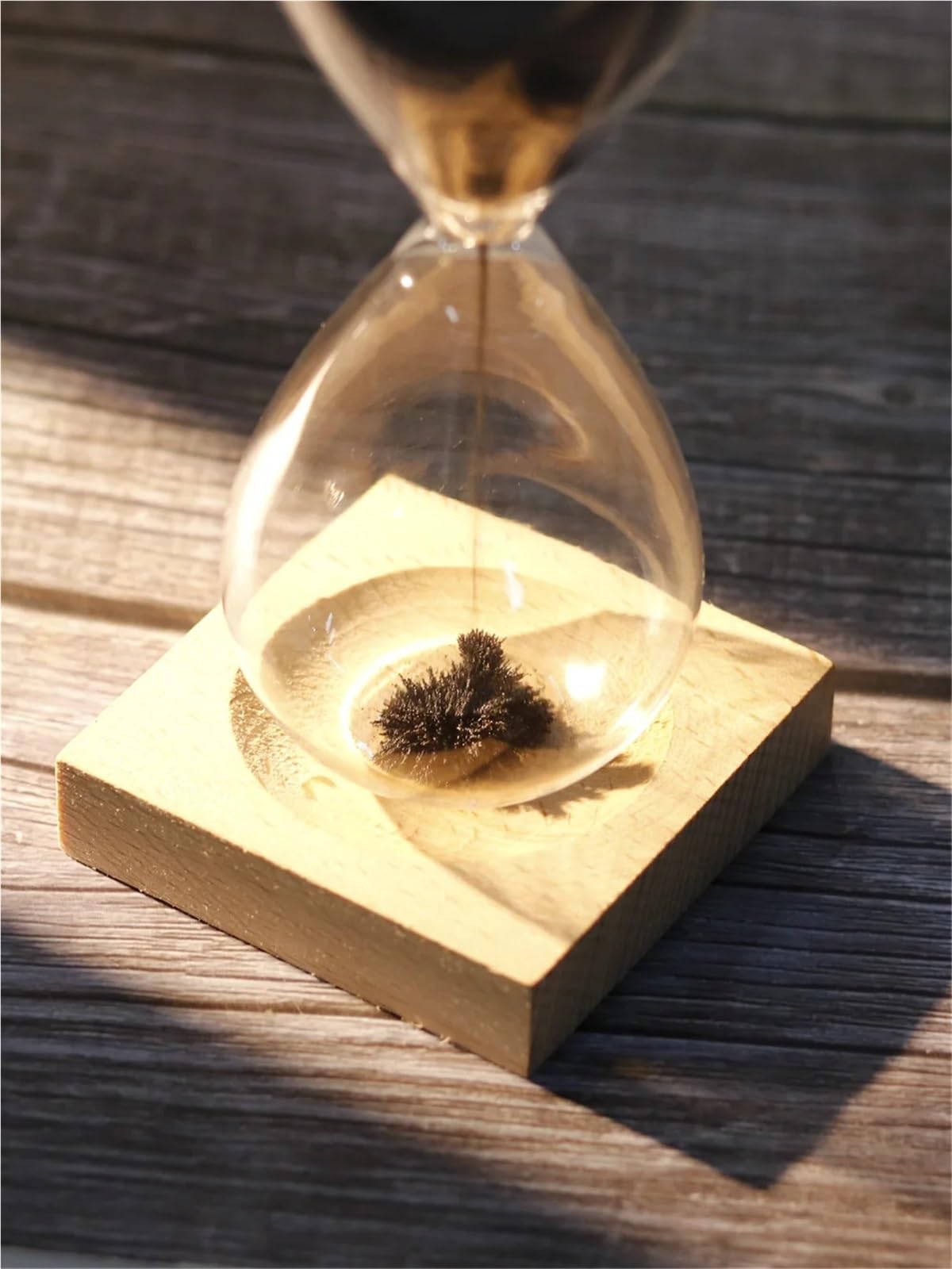 Kreative magnetische Sanduhr-Ornament-Uhr aus Glas mit Trichter und Sockel