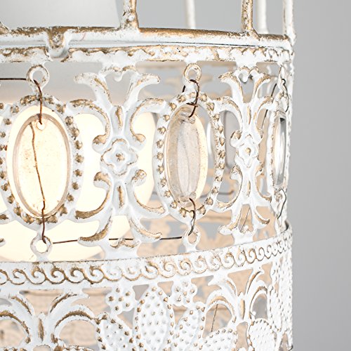 Paralume bellissimo e ornato di metallo nella