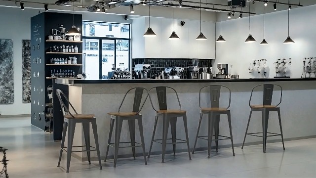 Butacos giratorios de bar de 24 pulgadas, juego de 4 unidades, con estructura metálica resistente y respaldo alto para cocina, cafés y restaurantes, color negro miniatura 7