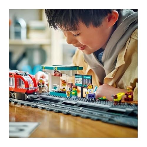 LEGO City Tram e Fermata del Tram, Treno Giocattolo da Costruire con Stazione e Vagoni Ferroviari, Giochi di Ruolo per Bambini e Bambine da 7 Anni in su con Minifigure, Idea Regalo di Compleanno 60423 - Immagine 1
