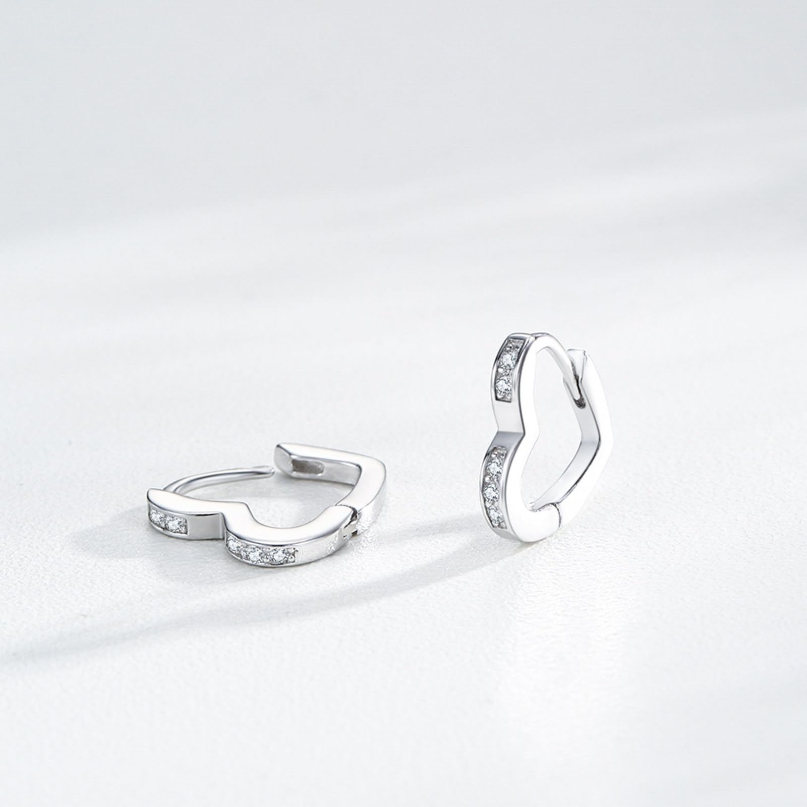 Pendientes elegantes de oro blanco de 18 quilates para mujer, moissanita blanca, aretes de aro pequeños de oro real de 18 quilates para mujer, forma de corazón