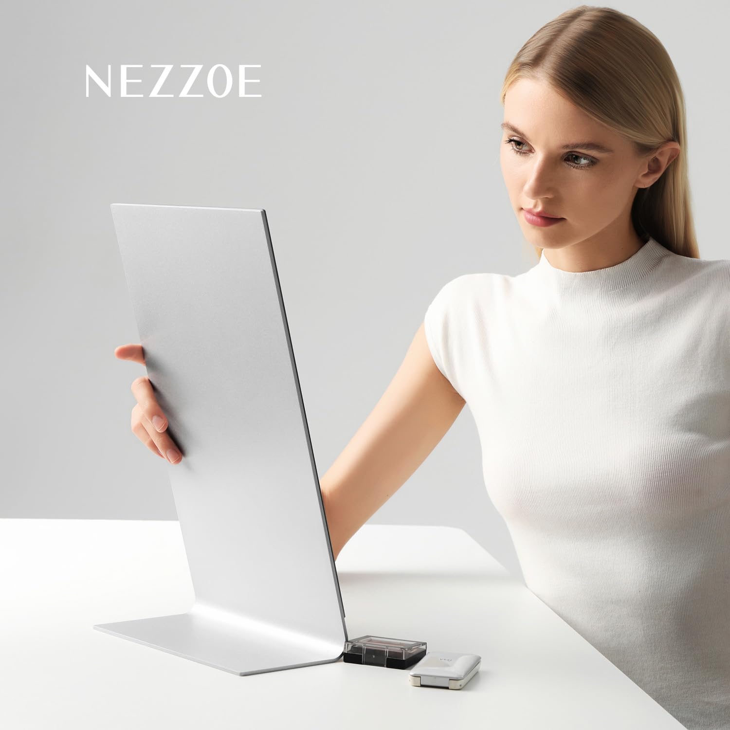 NEZZOE Grande specchio Frameless di trucco per la scrivania, specchio diritto di alluminio della Tabella a 15 pollici