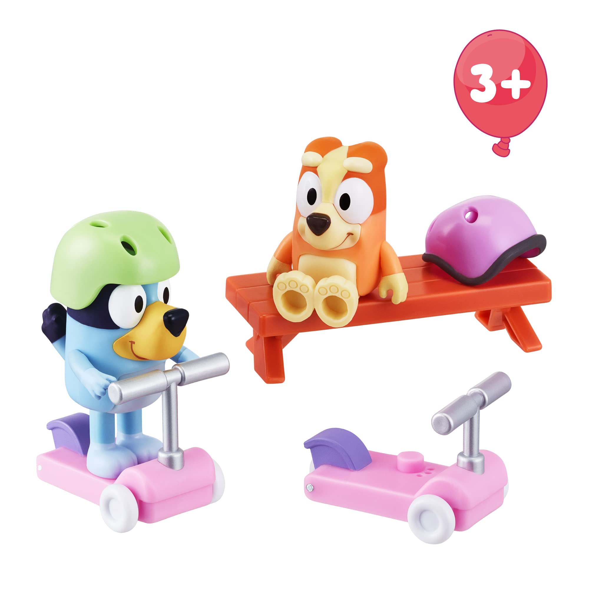 Bluey - Vehículos Scooters, con 2 Figuras de los protagonistas de la Serie, Bingo la Hermana de Blue, y de Accesorios 2 patinetes Scooter con Ruedas y 2 Cascos, +3 años de Edad, Famosa (BLY12100)