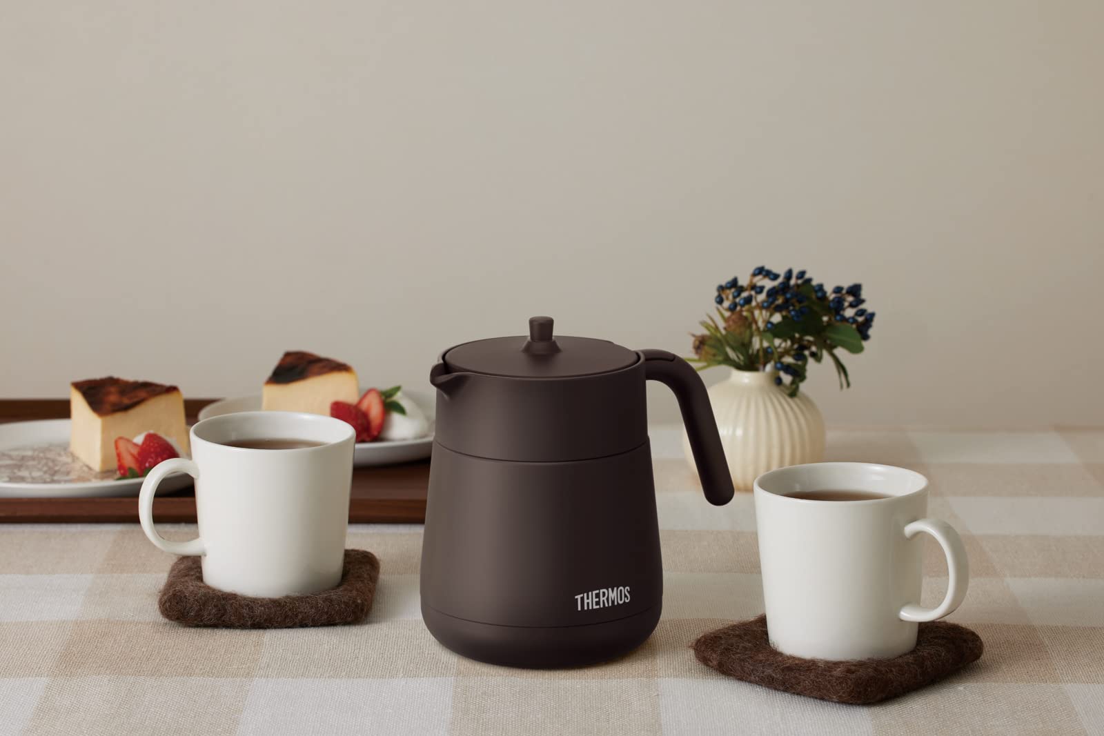 Thermos TTE-700 BW izolowany próżniowo dzbanek do herbaty z sitkiem, 700 ml, brązowy