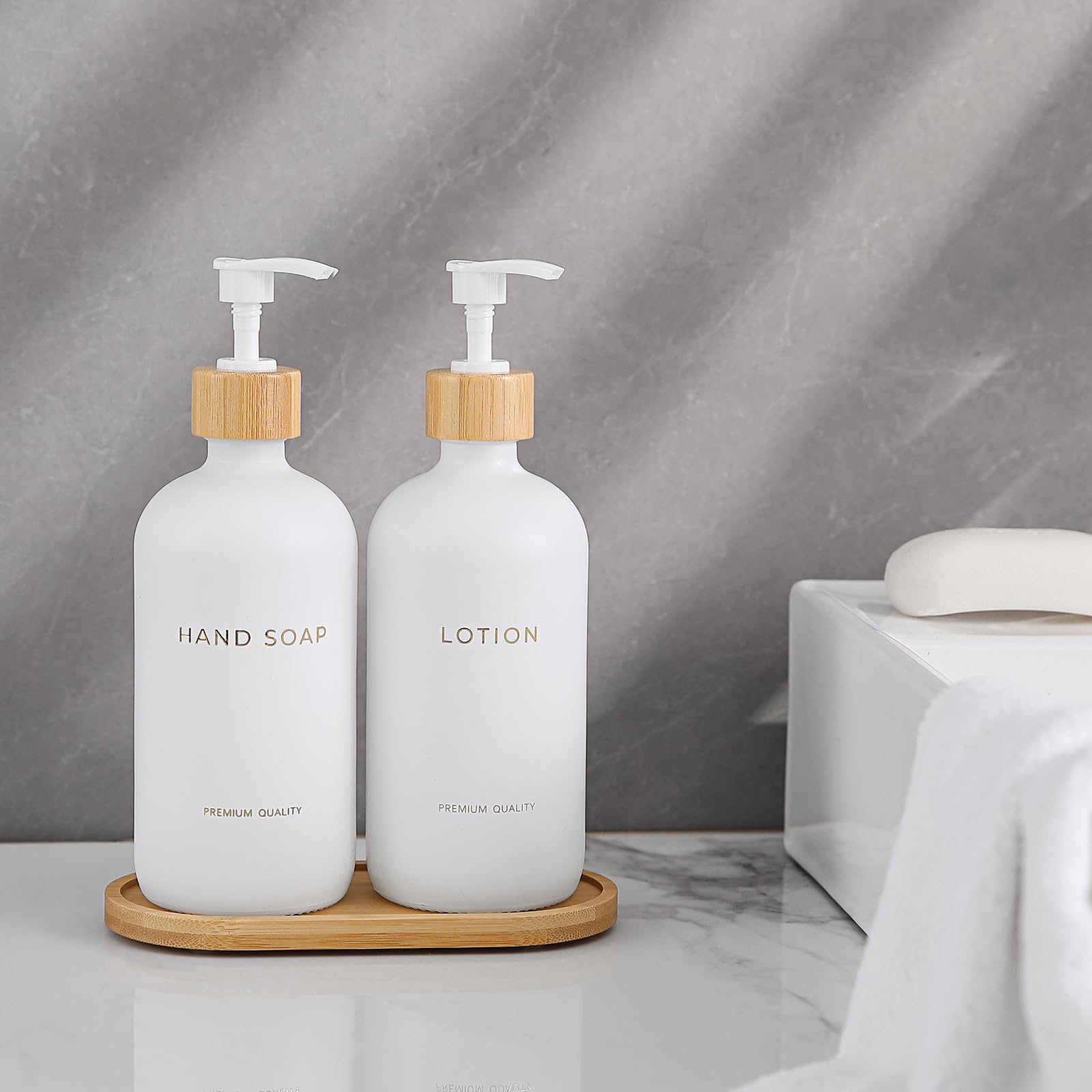 Set dispenser per sapone e lozioni in vetro con vassoio, dispenser di sapone liquido per le mani e pompa, accessori da bagno in bambù e decorazione moderna per il bagno (oro)