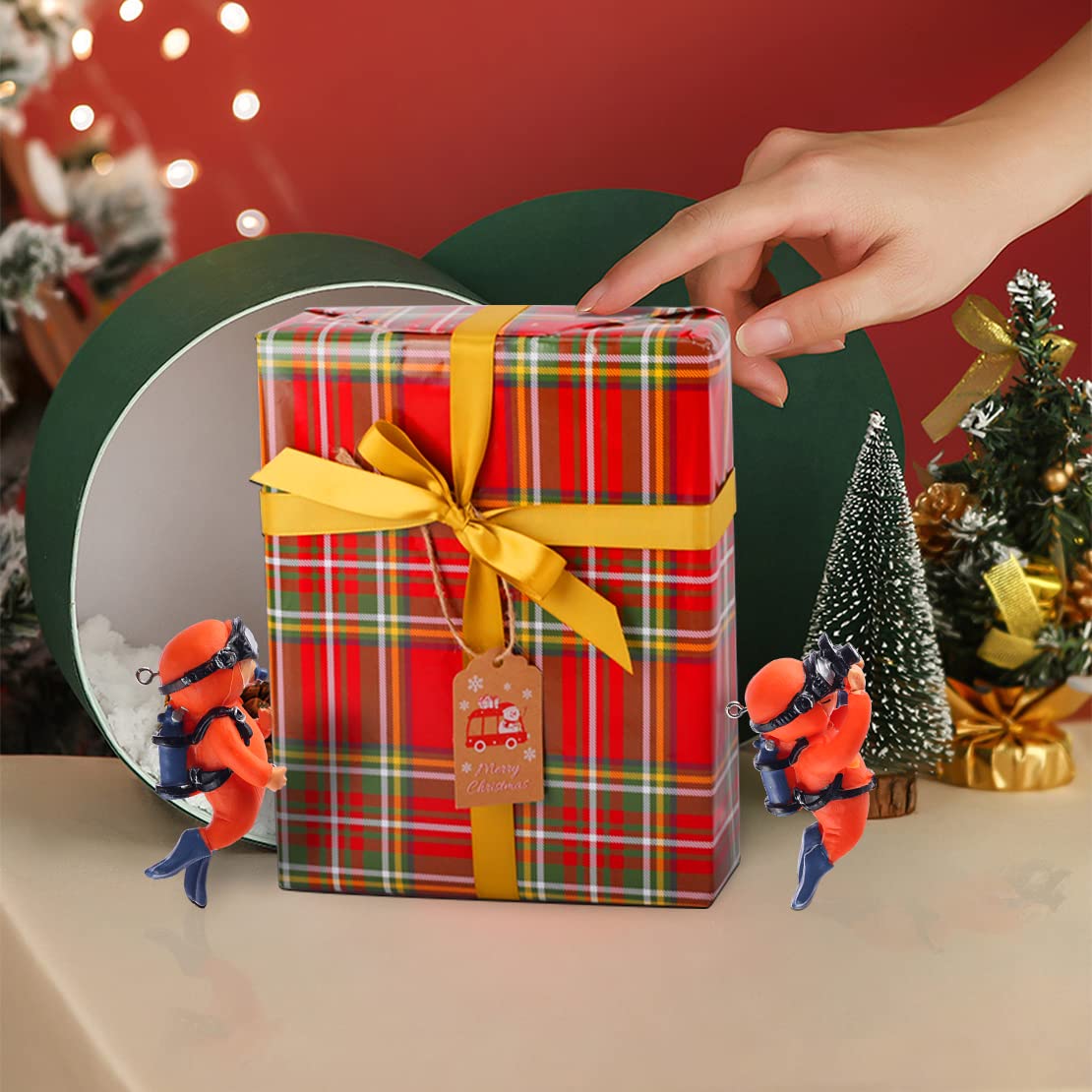 Voyyphixa Gift Wrapped 2 Pack Fish Tank Decorations, Aquarium Ornaments Diver with Floating Device Aquarium Accessories Fishes Pet Toys for Freshwater Saltwater Aquarium (2Pcs Orange G)