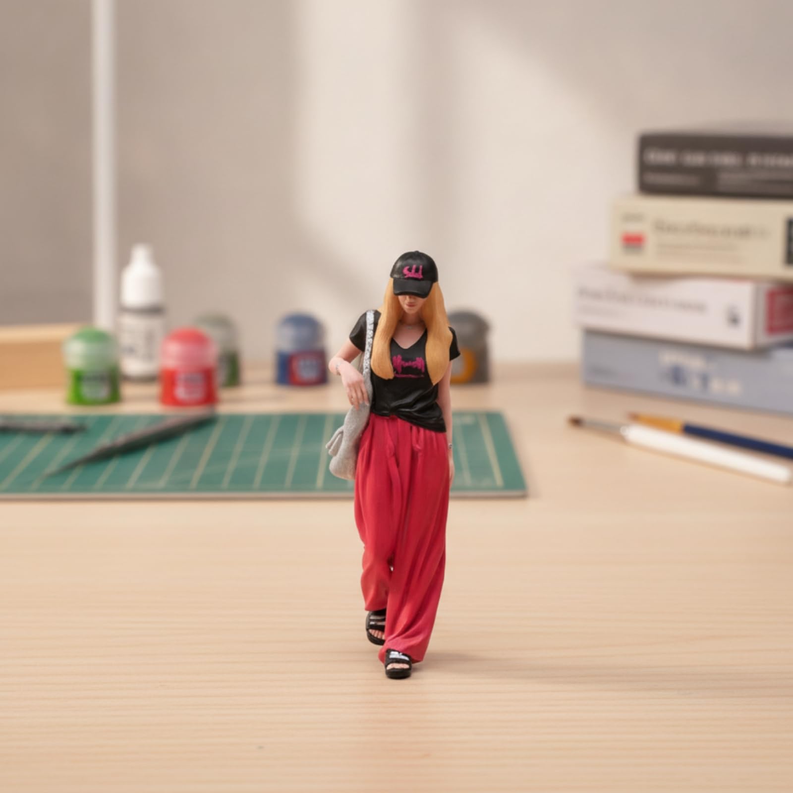 Perfeclan Miniatura Mujer Caminando Figura Estatua Resina Pintada a Mano con Bolsos y Sandalias Estilo para Coleccionistas Adecuada para Dioramas Personalizados, 1/18