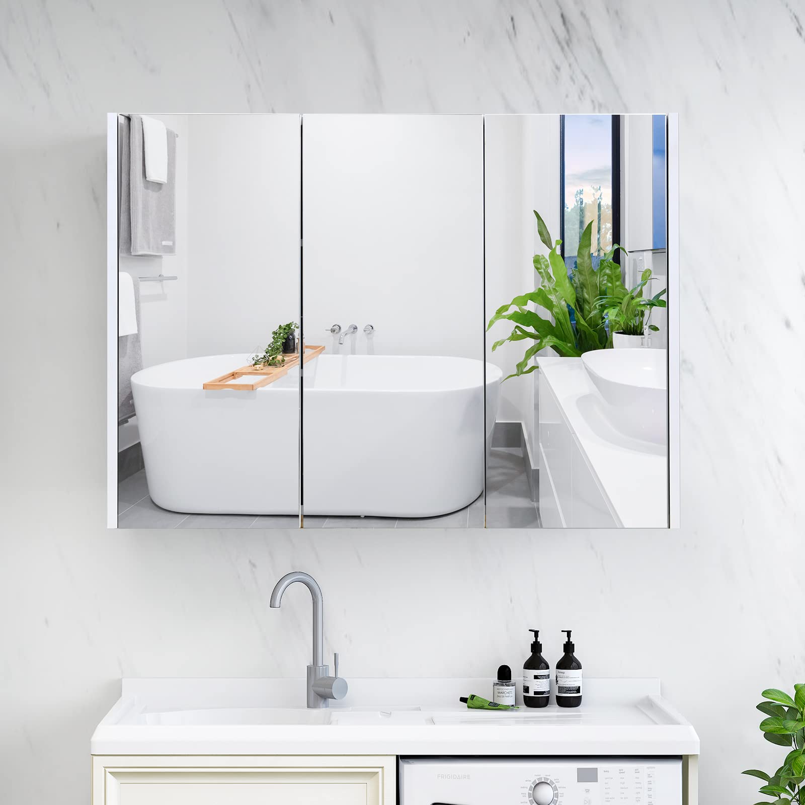 LIFEZEAL Mobiletto Bagno Salvaspazio con Contenitore, Specchio HD, Pensile Bagno Sospeso Bianco, Specchiera da Muro a 3 Ante, Armadietto, Mobile con 3 Ripiani, Moderno, in Legno (90x11x65 cm)