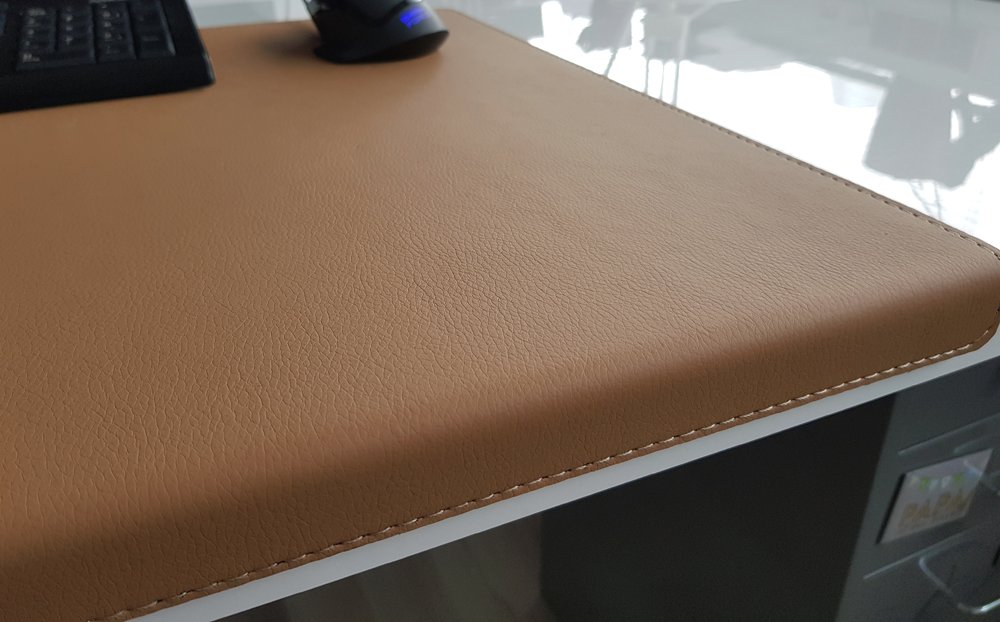 Gewinkelte Schreibtischunterlage mit Kantenschutz sanft lux Leder 70 x 47 Beige