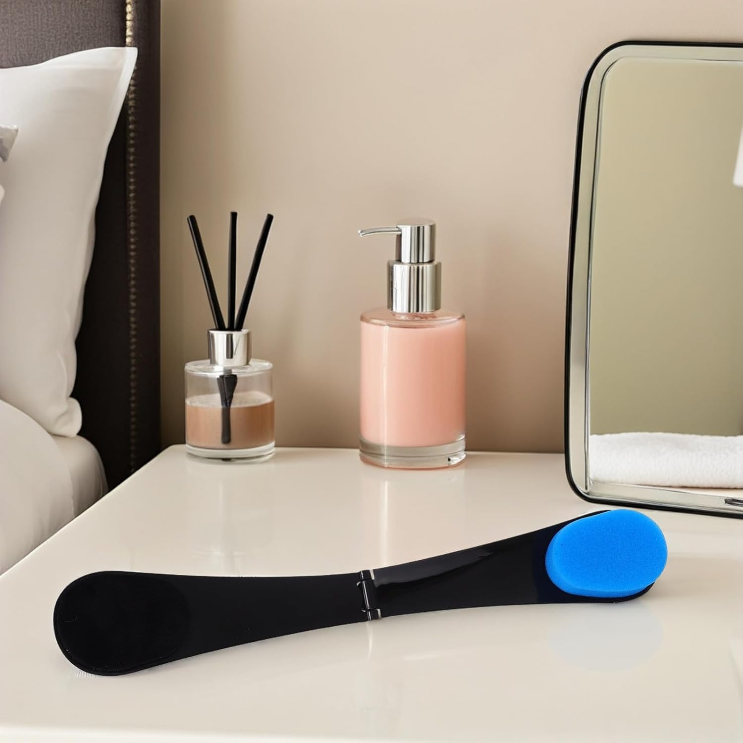Lotion Applicator for Back and Feet with Long Handle, Plastic and Sponge Material, Easy to Clean, Ensures Even Application of Tanning Lotion and Sunscreen, for Women and Elderly