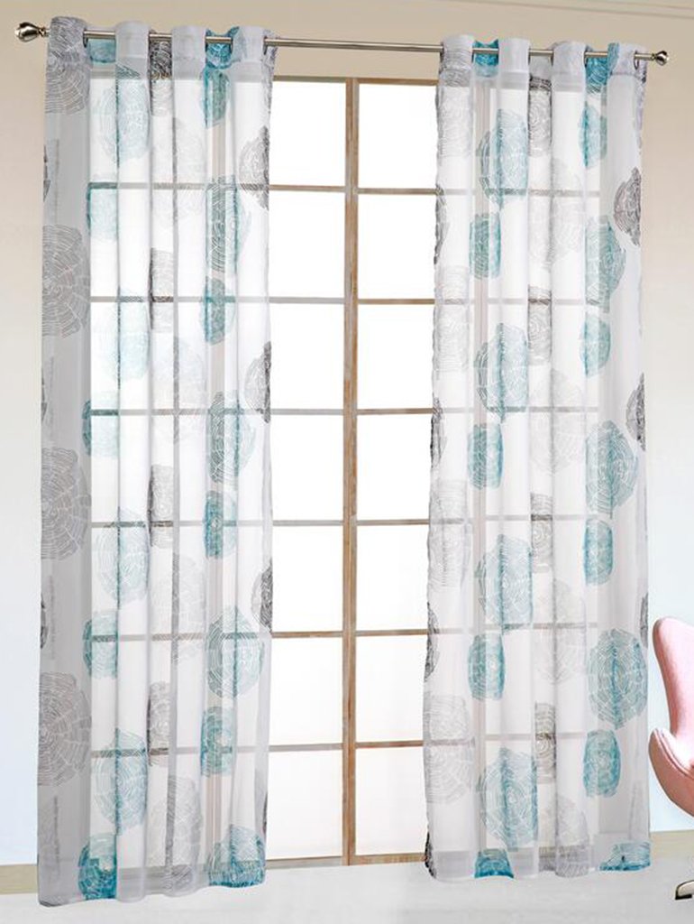 Voilage géométrique bleu SIMPVALE pour habiller une grande porte fenêtre sans perdre la lumière