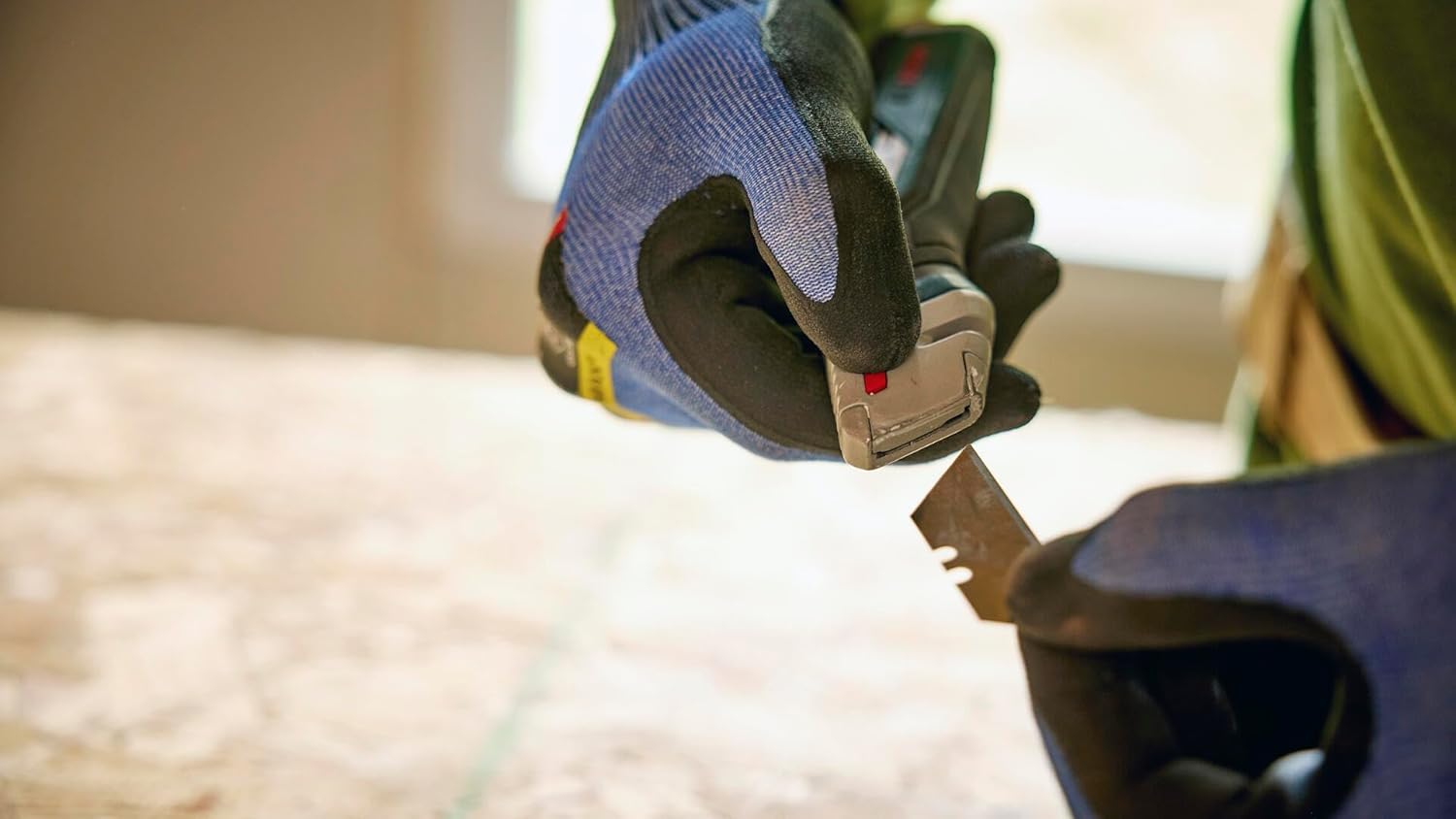BOSCH H11-13000-1 Retractable Utility Knife | Optimal Cutting Performance, Cushioned Slide Button, Integrated Blade Storage - Includes 3 Blades